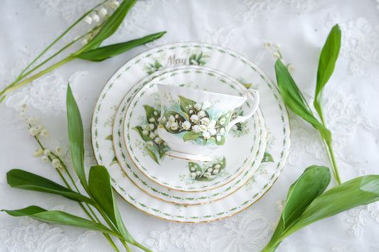 ロイヤルアルバートの人気シリーズの一つ、「フラワーオブザマンス」1月から12月までそれぞれの季節のお花がモチーフのシリーズで、ついつい集めたくなってしまう魅力があります。今回ご紹介するのは、5月(MAY)。5月のお花はスズランです。フラワーオブザマンスシリーズの中でも人気のお品。今回はティートリオにデザートプレートのついた珍しいセットが入荷しました!とっても可愛いセットです。コレクションしてらっしゃる方、お探しの方もぜひ