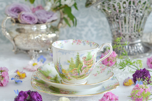 ロイヤルアルバートの「ケンティッシュロッケリー」シリーズ。イングリッシュガーデンの美しい庭園風景の絵柄です。このシリーズは1930年代頃から作られたシリーズで現在は廃盤になっております。人気のシリーズですが、1930年代初期に作られたお品は貴重です。初期の作品は絵柄が少し違うのです。美しい英国の風景のティートリオ。この季節にもぴったりな美しいトリオです