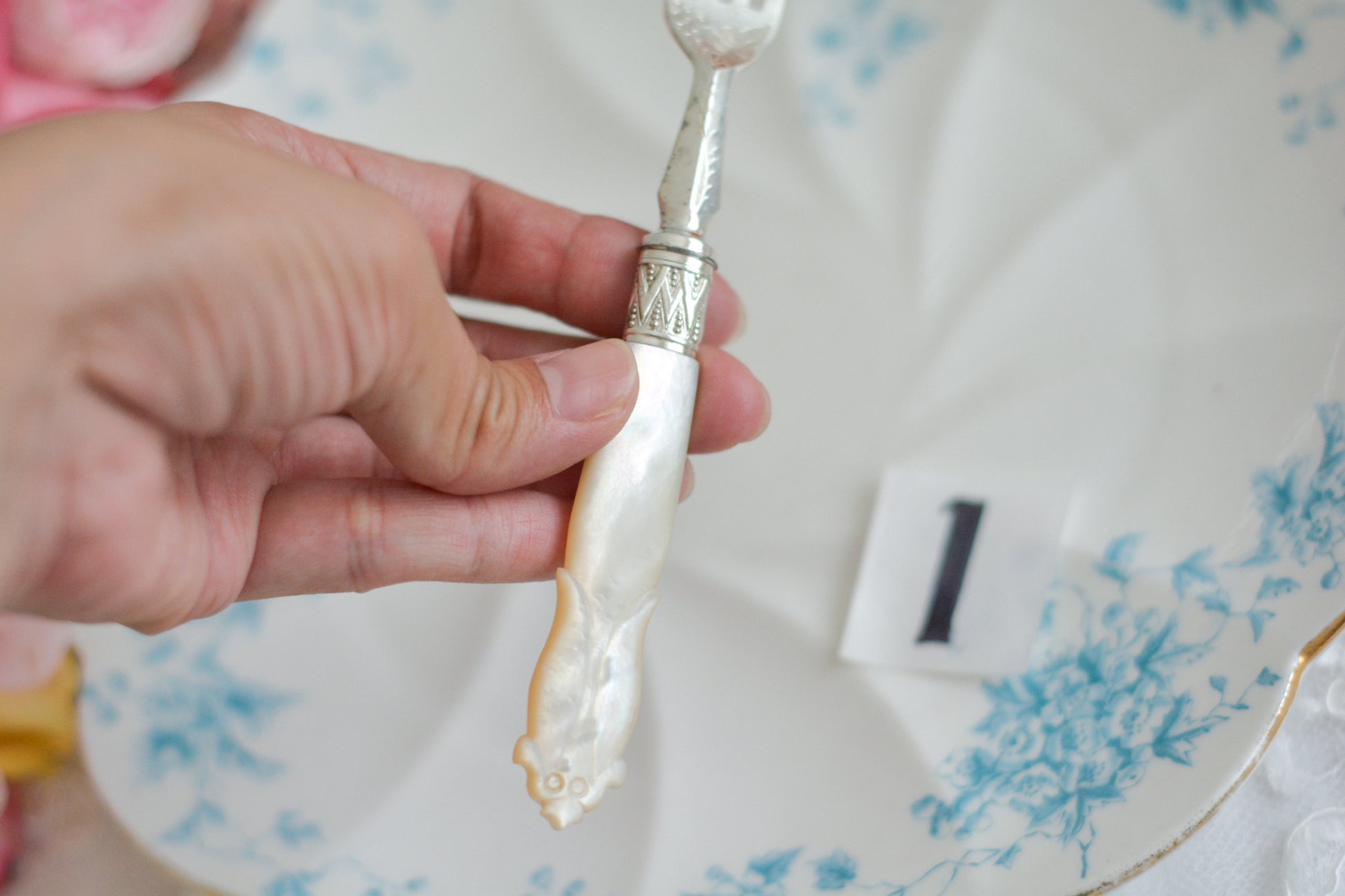 白蝶貝ハンドルと人気の丸刃のカトラリー。こちらは白蝶貝にも手彫りで模様が彫られています。シルバープレートのブレードに少しスレが見られます(状態を考慮した価格になっております)が、白蝶貝の優しい輝きと繊細な模様がとても美しいお品です。こちらは1組(フォークとナイフ2本セット)からご購入いただけます。①〜③からお選びください。