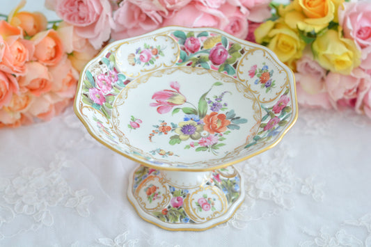 ドイツドレスデン、カール・ティーメ工房のハンドペイントで描かれた美しいコンポートです。ドレスデンの磁器は通常、素磁は仕入れて絵付のみを行っていますが、カール・ティーメ工房だけは素磁も自社で製造しています。ハンドペイントの技術も素晴らしく、とにかく美しい。こちらも花々が大変美しく描かれています。小ぶりなサイズですが、とても存在感のあるお品。テーブルが一気に華やぎます。