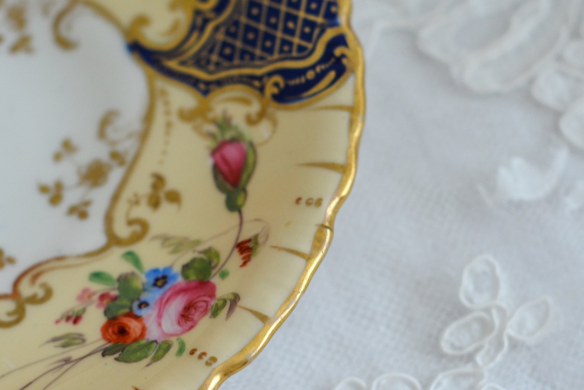 コープランドギャレットの1833年〜1847年頃に作られた貴重なカップ&ソーサーです。コープランド&ギャレット社は14年ほどしか稼働していなかったのですが、この時に作られたカップは優美で、長い時を経た現代においても人々を魅了しています。こちらのカップも優美なシェイプ、ハンドペイントで描かれた花々は上品で美しく見惚れてしまうほど。長い年月を経てやってきてくれた美しいカップをぜひご覧ください。