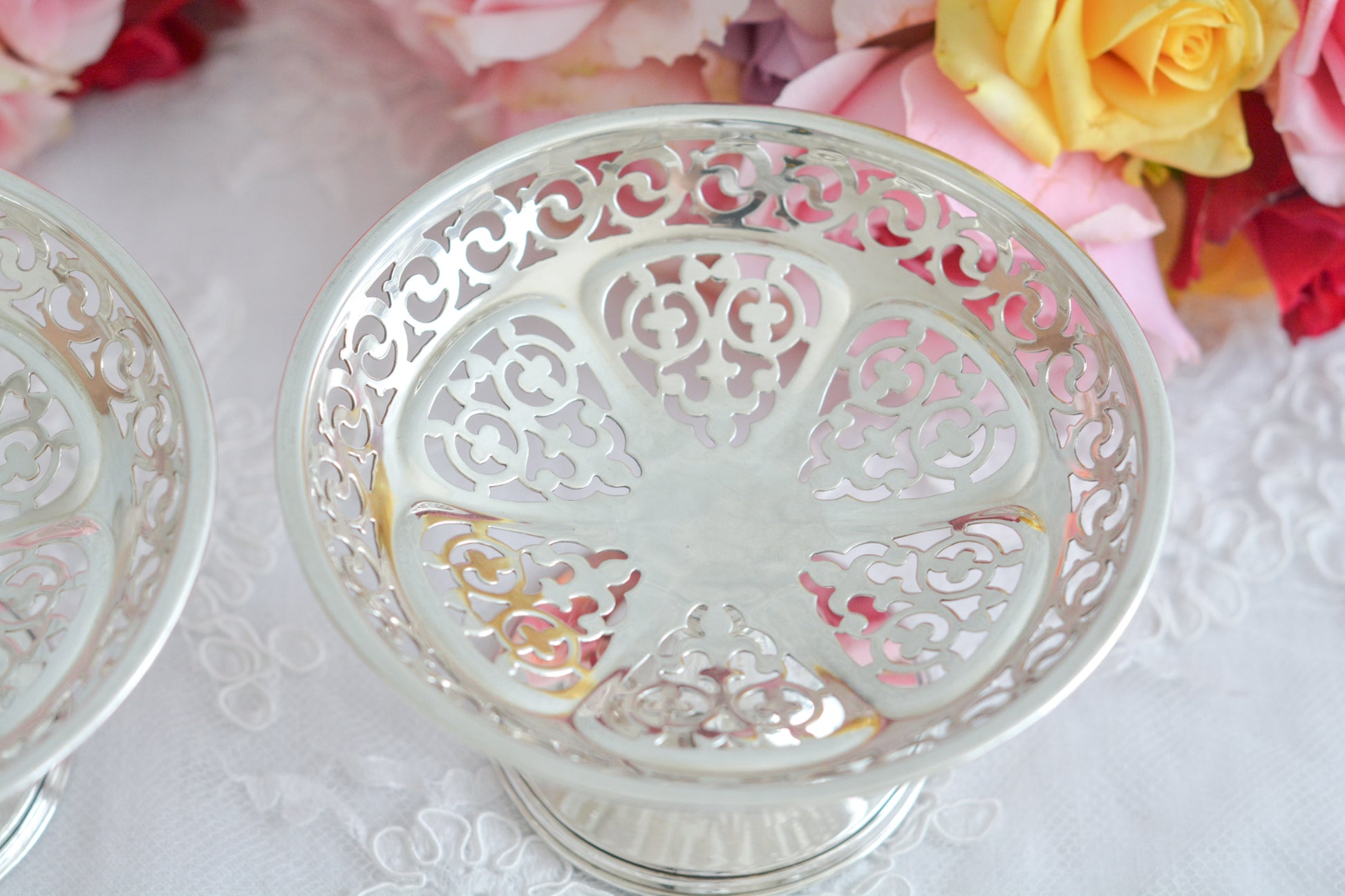 1935年に作られた、英国バーミンガムの工房ウィリアムアダムスの美しいコンポートです。 ピアス細工(透かし模様)が繊細で小ぶりですが存在感があります。ちょっとしたお菓子やチョコレートなどを盛り付けたり、お気に入りのお品をのせてみたり、いろいろお楽しみいただけると思います。 こちらは後12年ほどでアンティークの仲間入りになるヴィンテージのお品ですが、1935年はキングスシルバージュビリーを記念して、特別に刻印に「ジュビリーマーク」が追加されています。その為ヴィンテージのお品でも特別感のあるお品です。
