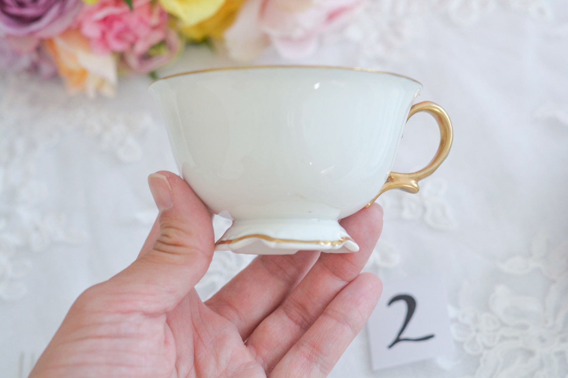 L&COという日本のメーカーのアンティーク里帰り品です。美しいターコイズブルーに金盛りの金彩、ハンドペイントで描かれた可憐なバラが上品なお品。1800年代後半頃からノリタケをはじめ日本からたくさんのメーカーが英国やアメリカに陶磁器を輸出していました。L&COは英国の老舗デパートリバティで販売されていたと言われています。キラキラしたティーセットがデパートに並べられている風景は、当時の人々の目と心を楽しませていたことでしょう。オールドニッポンの美しいティーカップでティータイムをお楽しみください。