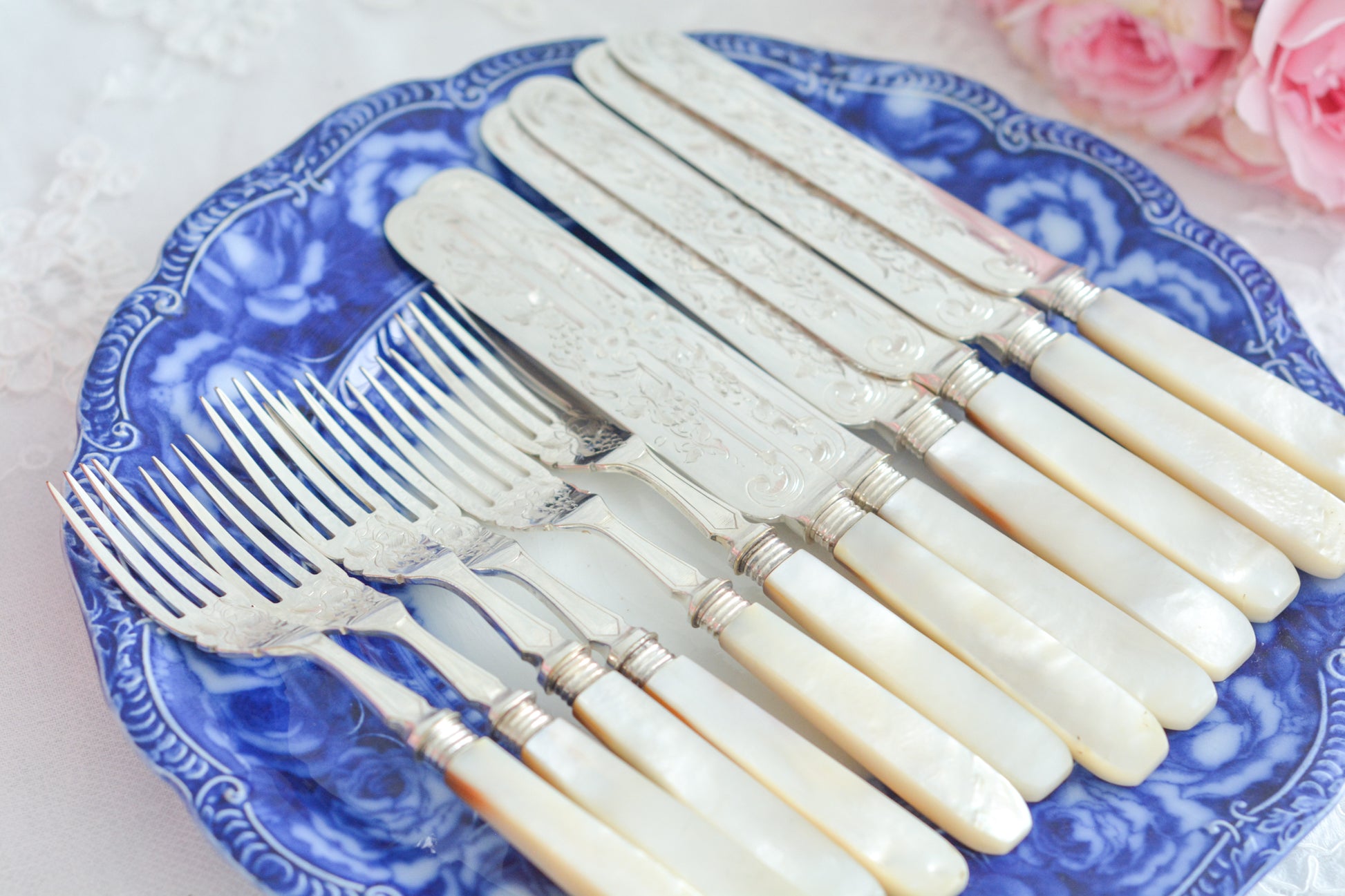 英国の人気メーカー、マッピン&ウェブの白蝶貝カトラリー。ティータイムにぴったりな丸刃のデザート(フルーツ)カトラリーです。豪華な彫刻が施されたカトラリーで、ハンドルも白蝶貝がたっぷり使われています。ハンドルは丸みがあるものが多いですが、こちらは角があるタイプでおしゃれです。白蝶貝の輝きもお楽しみいただけます。