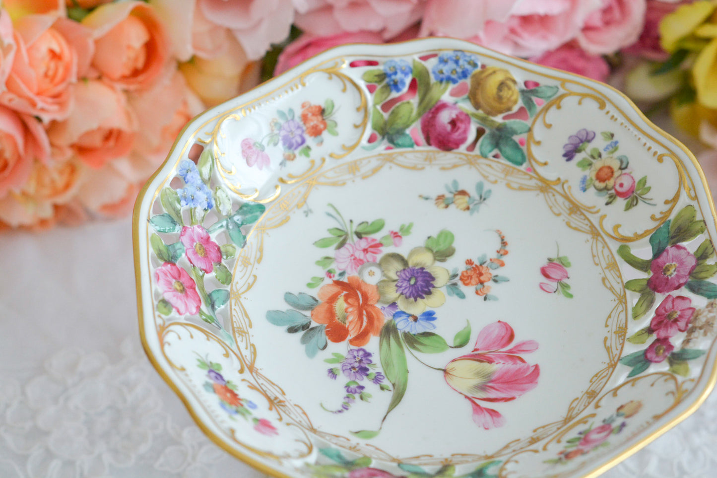 ドイツドレスデン、カール・ティーメ工房のハンドペイントで描かれた美しいコンポートです。ドレスデンの磁器は通常、素磁は仕入れて絵付のみを行っていますが、カール・ティーメ工房だけは素磁も自社で製造しています。ハンドペイントの技術も素晴らしく、とにかく美しい。こちらも花々が大変美しく描かれています。小ぶりなサイズですが、とても存在感のあるお品。テーブルが一気に華やぎます。