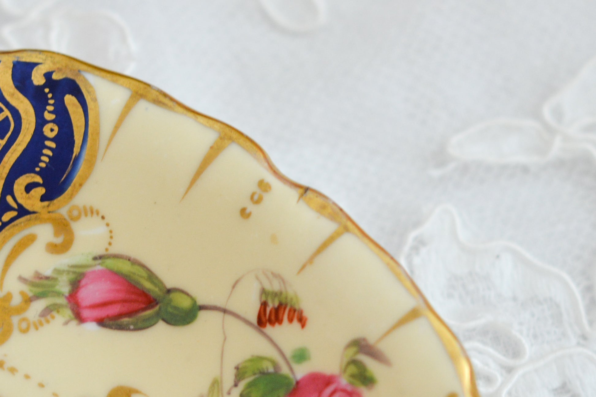 コープランドギャレットの1833年〜1847年頃に作られた貴重なカップ&ソーサーです。コープランド&ギャレット社は14年ほどしか稼働していなかったのですが、この時に作られたカップは優美で、長い時を経た現代においても人々を魅了しています。こちらのカップも優美なシェイプ、ハンドペイントで描かれた花々は上品で美しく見惚れてしまうほど。長い年月を経てやってきてくれた美しいカップをぜひご覧ください。