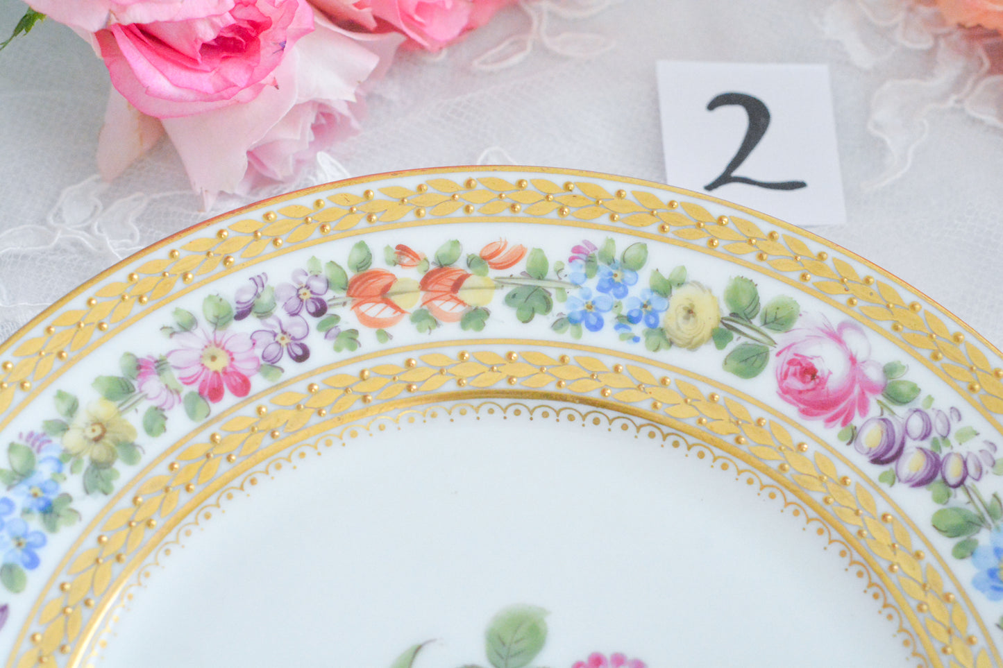 こちらのプレート達はドレスデンの工房で作られてはいますが、カール・ティーメ工房の作品ではありません。特に美しいので特集コーナーに入れさせていただきました。ハンドペイントで描かれた美しい花々に金彩の葉っぱの模様のような縁取りが豪華なお品。金盛りのドットがより花を添えています。キャビネットプレートとしても実際にお使いいただいても素敵なお品です。バックスタンプは1883年〜1893年頃に使われていた王冠マークで、いくつかの工房が集まって使用していました。バックスタンの上には金彩でお花が描かれています。