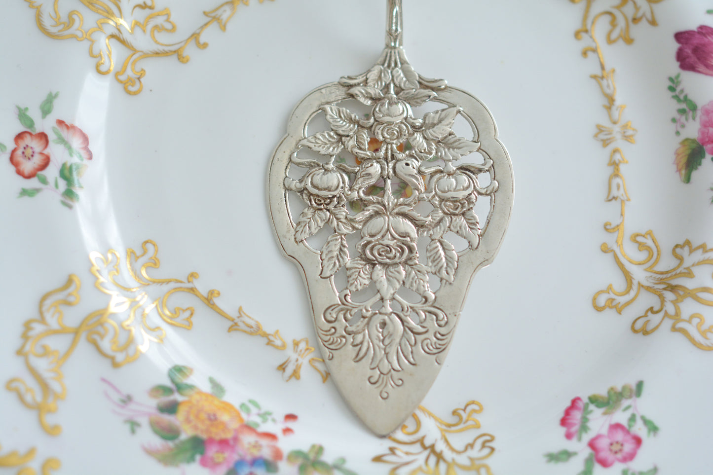 ドイツ ヒルデスハイムローズの薔薇のピアス細工(透かし模様)が美しいケーキサーバーです。持ち手は、ドイツ ヒルデスハイムにある聖マリア大聖堂の「千年の薔薇」の伝説をもとに作られた、とても人気のあるデザインです。ティータイムに花を添えてくれる美しいシルバーのサーバーでティータイムをお楽しみください。
