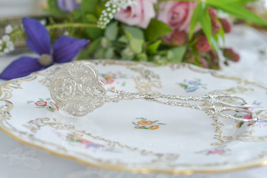 人気のヒルデスハイムローズのパティスリートングです。「ヒルデスハイムローズ」は、ドイツ ヒルデスハイム地方にある聖マリア大聖堂の「千年の薔薇」の伝説をもとに作られたデザインで、とても人気がありドイツの銀器メーカーがヒルデスハイムローズをデザインしたお品をたくさん作っています。  こちらも、大きなヒルデスハイムローズに持ち手にはお花のレリーフがとても繊細で美しいトングです。