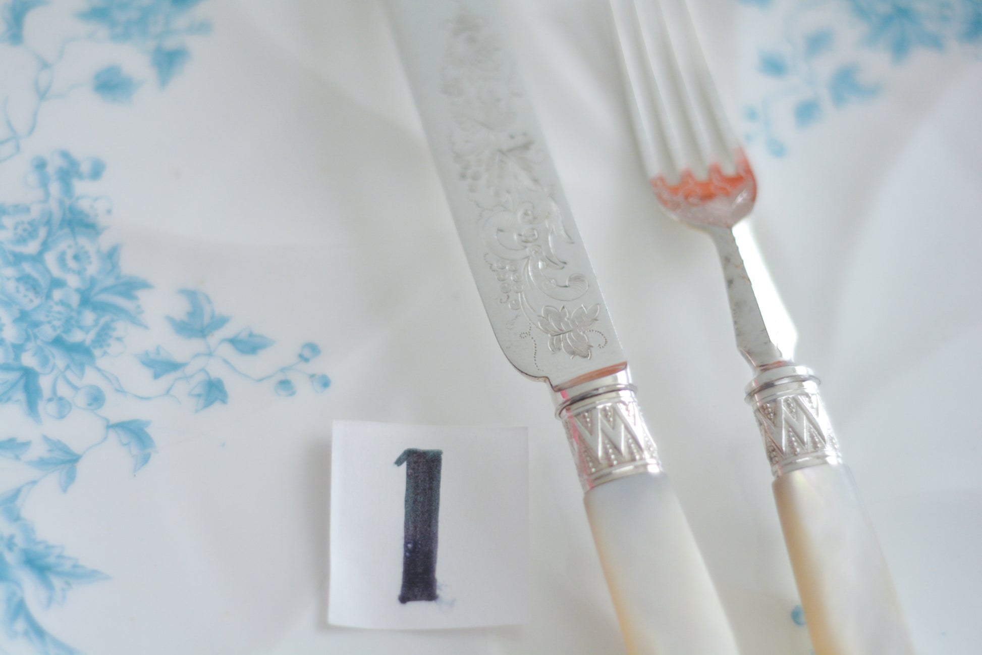 白蝶貝ハンドルと人気の丸刃のカトラリー。こちらは白蝶貝にも手彫りで模様が彫られています。シルバープレートのブレードに少しスレが見られます(状態を考慮した価格になっております)が、白蝶貝の優しい輝きと繊細な模様がとても美しいお品です。こちらは1組(フォークとナイフ2本セット)からご購入いただけます。①〜③からお選びください。