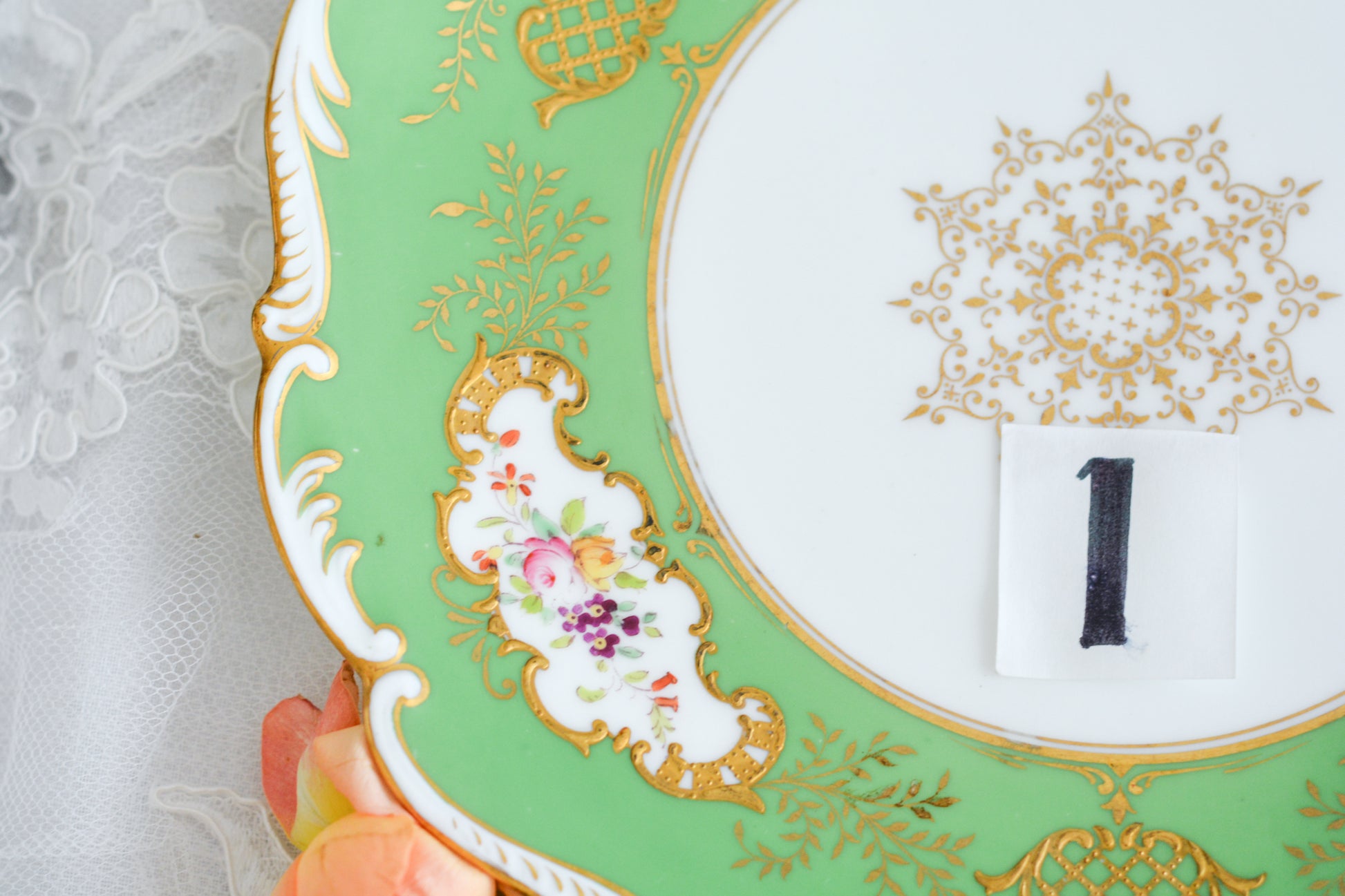 コールポートのアップルグリーンの美しいプレート。手描きで描かれた上品なお花に、金盛りの金彩が大変豪華です。デザートにはもちろん、サービング用としても活躍してくれそうです。こちらは2枚在庫がございます。ハンドペイントのため、描かれているお花も1点1点異なります。①〜②からお選びください。