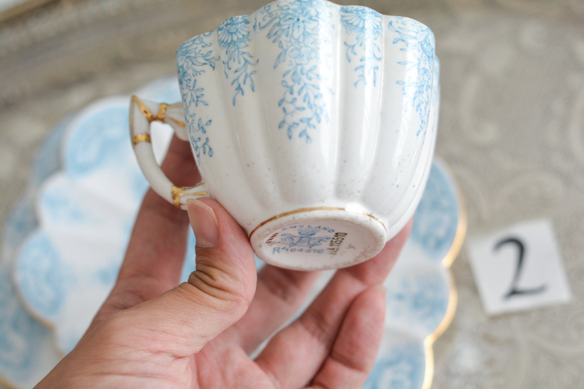 シェリーの前身、ワイルマンのパラダイスパターン貴重なティートリオです。このパラダイスパターンは、1890年に発表されたもので、ターコイズブルーの繊細な模様が大変美しいお品です。シェイプはデイジーシェイプと言われるシェイプで、美しい形にカップのハンドルも大変凝った作りになっています。探すのがとても困難なパラダイスパターンでぜひティータイムをお楽しみください。  こちらは①と②で状態が異なるため、コンディションをご確認いただき①〜②からお選びください。お揃いのプレートとミルクジャグも別で掲載しています。