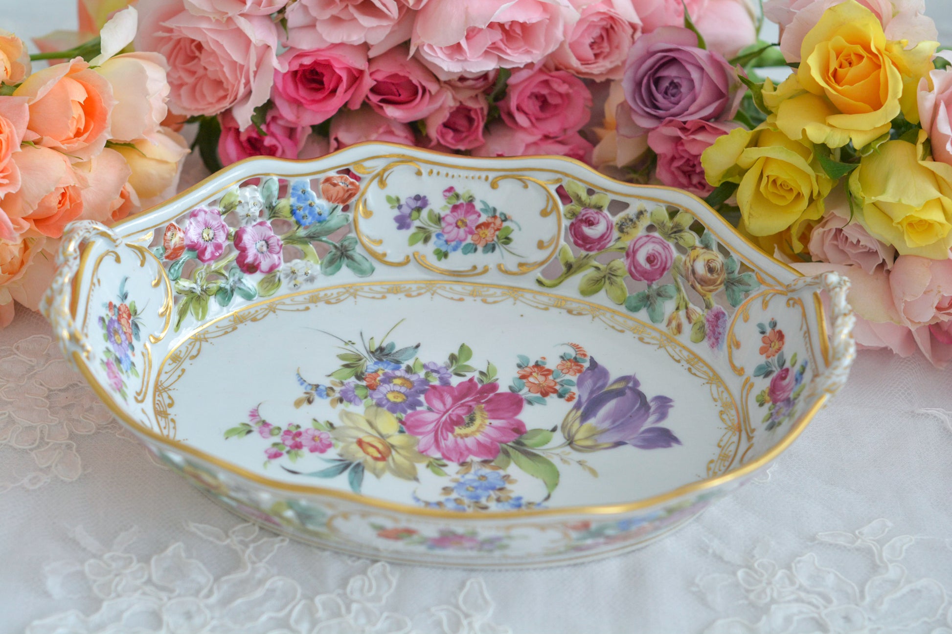 ドイツドレスデン、カール・ティーメ工房のバスケット。透かし模様にハンドペイントで花々が絵付けされていて大変豪華なお品です。持ち手もロープハンドルで凝った作りなのがさすがカール・ティーメ。ドレスデンの磁器は通常、素磁は仕入れて絵付のみを行っていますが、カール・ティーメ工房だけは素磁も自社で製造しています。ハンドペイントの技術も素晴らしく、とにかく美しい。こちらのバスケットも上から見ても横から見ても華やかで美しいバスケットとなっております。