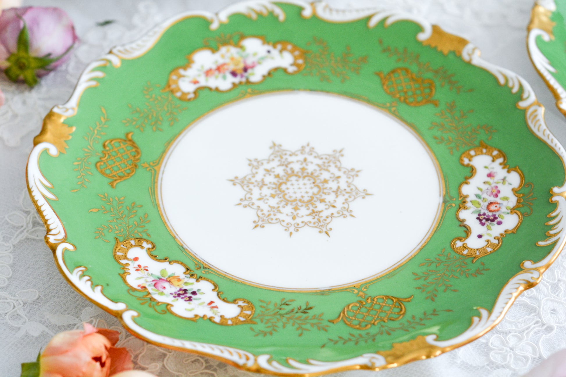 コールポートのアップルグリーンの美しいプレート。手描きで描かれた上品なお花に、金盛りの金彩が大変豪華です。デザートにはもちろん、サービング用としても活躍してくれそうです。こちらは2枚在庫がございます。ハンドペイントのため、描かれているお花も1点1点異なります。①〜②からお選びください。