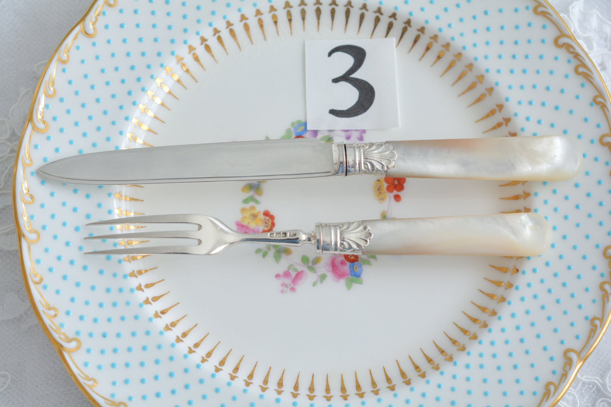 美しい純銀と白蝶貝ハンドルのデザートカトラリー。上品なデザインで純銀のブレードはキラキラと輝き、白蝶貝ハンドルは優しく輝きます。純銀&白蝶貝ハンドルのカトラリーは、やはり特別感がありますね。ティータイムを特別な時間にしてくれるカトラリーです。大きすぎないサイズ感も女性に嬉しいですね。素敵な時間をどうぞお楽しみください。