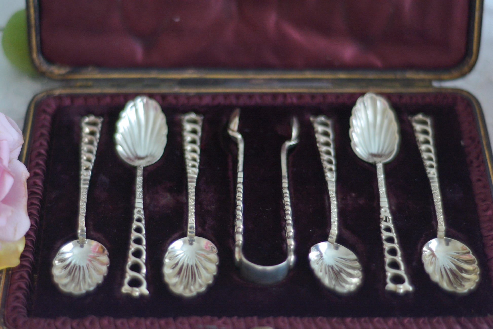 シェルの形のスプーンに持ち手は透かし模様になっている、とても素敵なスプーン6本とシュガートング1本のセット。ティータイムやおもてなしにぴったりです。純銀のスプーンはやっぱり豪華でいいですね。箱は外側は経年の傷などはありますが、中はビロードと蓋にはシルクが使われていて贅沢な作りになっています。状態も箱の中は比較的綺麗な状態です。スプーンの持ち手にリペアと小さな傷があるためお値打ち価格になっています。