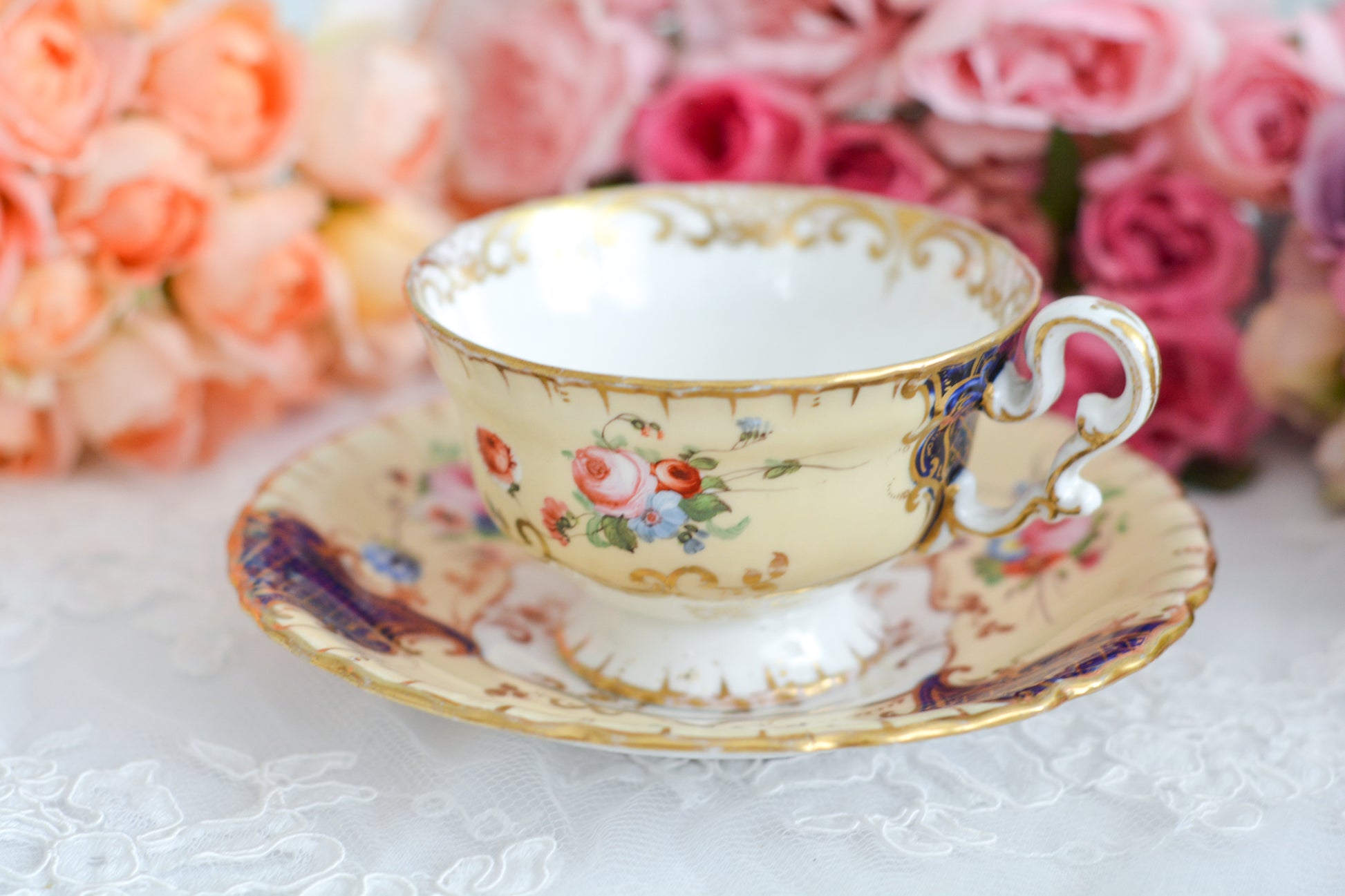 コープランドギャレットの1833年〜1847年頃に作られた貴重なカップ&ソーサーです。コープランド&ギャレット社は14年ほどしか稼働していなかったのですが、この時に作られたカップは優美で、長い時を経た現代においても人々を魅了しています。こちらのカップも優美なシェイプ、ハンドペイントで描かれた花々は上品で美しく見惚れてしまうほど。長い年月を経てやってきてくれた美しいカップをぜひご覧ください。