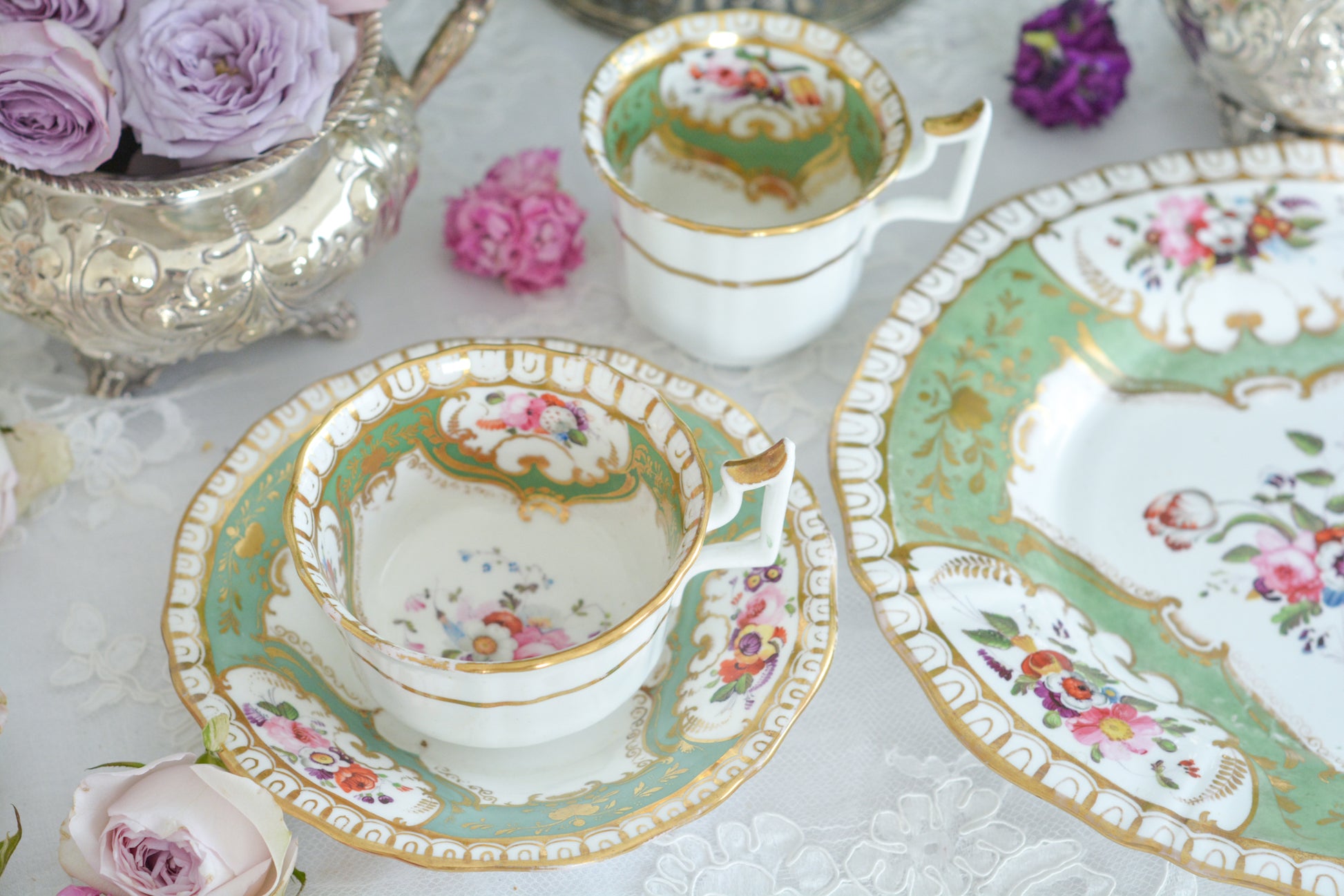 オールドイングリッシュハンドルが凛々しいトゥルートリオ。アップルグリーンの爽やかな色合いにハンドペイントで描かれた美しい花々が映えます。トゥルートリオは、ティーカップ、コーヒーカップ、ソーサーのセットでヴィクトリア時代の初期頃まではトリオといえばこちらが主流でした。今ではとても貴重になっています。紅茶もコーヒーも楽しめるのがいいですね。トゥルートリオとデザートプレートのセットです。