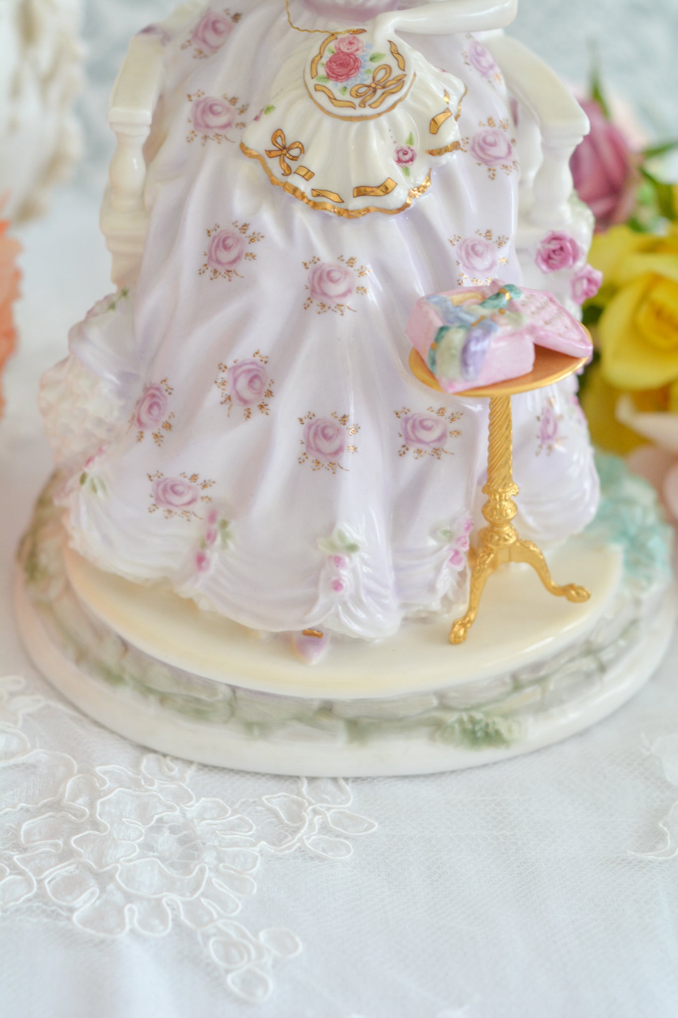 ロイヤルウースターの「THE GRACEFUL ARTS」シリーズの「EMBROIDERY」というフィギュリン。名前の通り、刺繍をしている貴婦人のフィギュリンで2500体しか製造されていない貴重なフィギュリンです。とても凝った作りで、椅子に座っている刺繍をしている貴婦人のドレスはもちろん、刺繍台、椅子もとても美しい作りになっています。そして、なんと、刺繍糸まで再現されている徹底ぶり!探すのがとても困難なフィギュリンなのも納得です。可愛らしい証明書付きです。