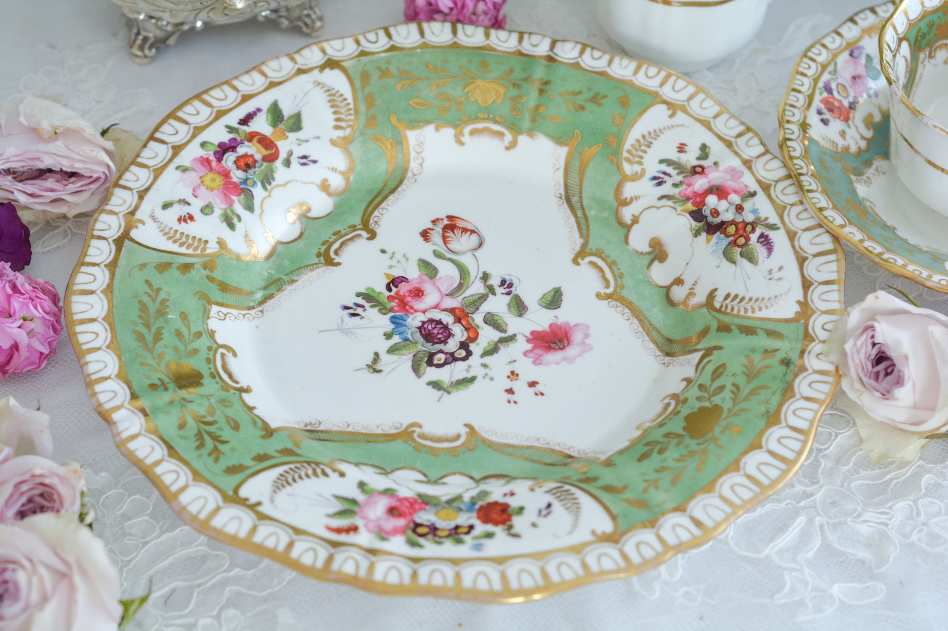 オールドイングリッシュハンドルが凛々しいトゥルートリオ。アップルグリーンの爽やかな色合いにハンドペイントで描かれた美しい花々が映えます。トゥルートリオは、ティーカップ、コーヒーカップ、ソーサーのセットでヴィクトリア時代の初期頃まではトリオといえばこちらが主流でした。今ではとても貴重になっています。紅茶もコーヒーも楽しめるのがいいですね。トゥルートリオとデザートプレートのセットです。