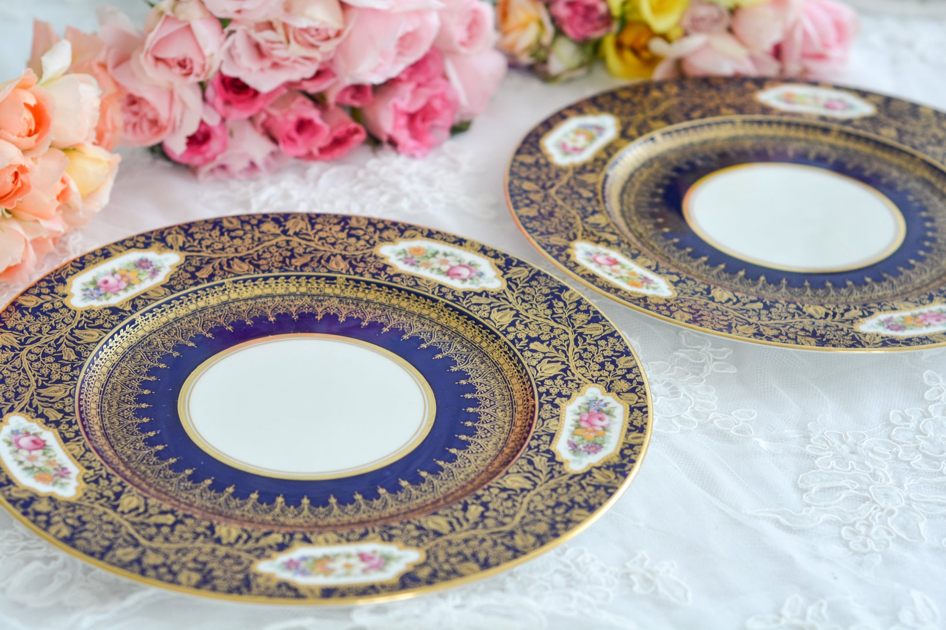 ジョージ・ジョーンズ・クレッセントの大変豪華なプレートがやってきました。コバルトブルーに金彩の繊細で美しい模様が印象的です。テーブルの華になりますね。豪華だけれど、クレッセントらしい優しげな雰囲気も持ち合わせています。ディナープレートとしてはもちろん、サービングプレートとしてもお使いいただけます。テーブルコーディネートの主役に、アクセントにぜひお楽しみくださいませ。こちらは全部で2枚在庫がございます。