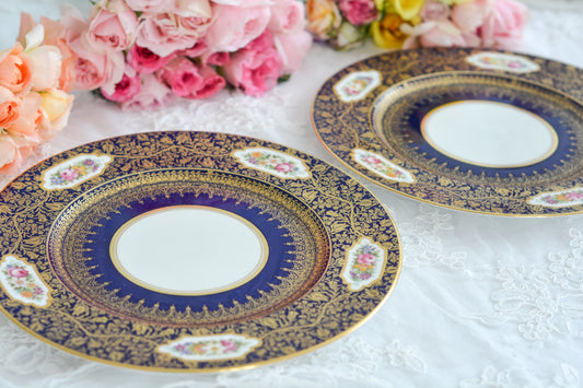ジョージ・ジョーンズ・クレッセントの大変豪華なプレートがやってきました。コバルトブルーに金彩の繊細で美しい模様が印象的です。テーブルの華になりますね。豪華だけれど、クレッセントらしい優しげな雰囲気も持ち合わせています。ディナープレートとしてはもちろん、サービングプレートとしてもお使いいただけます。テーブルコーディネートの主役に、アクセントにぜひお楽しみくださいませ。こちらは全部で2枚在庫がございます。
