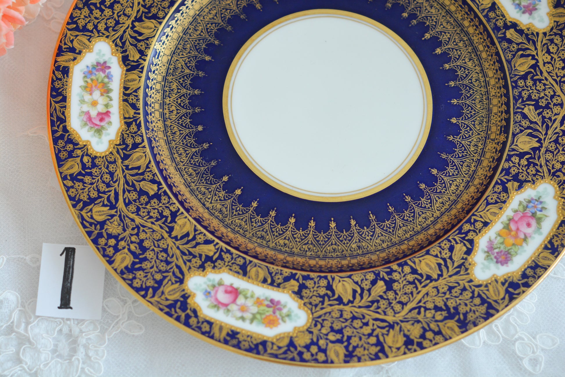 ジョージ・ジョーンズ・クレッセントの大変豪華なプレートがやってきました。コバルトブルーに金彩の繊細で美しい模様が印象的です。テーブルの華になりますね。豪華だけれど、クレッセントらしい優しげな雰囲気も持ち合わせています。ディナープレートとしてはもちろん、サービングプレートとしてもお使いいただけます。テーブルコーディネートの主役に、アクセントにぜひお楽しみくださいませ。こちらは全部で2枚在庫がございます。