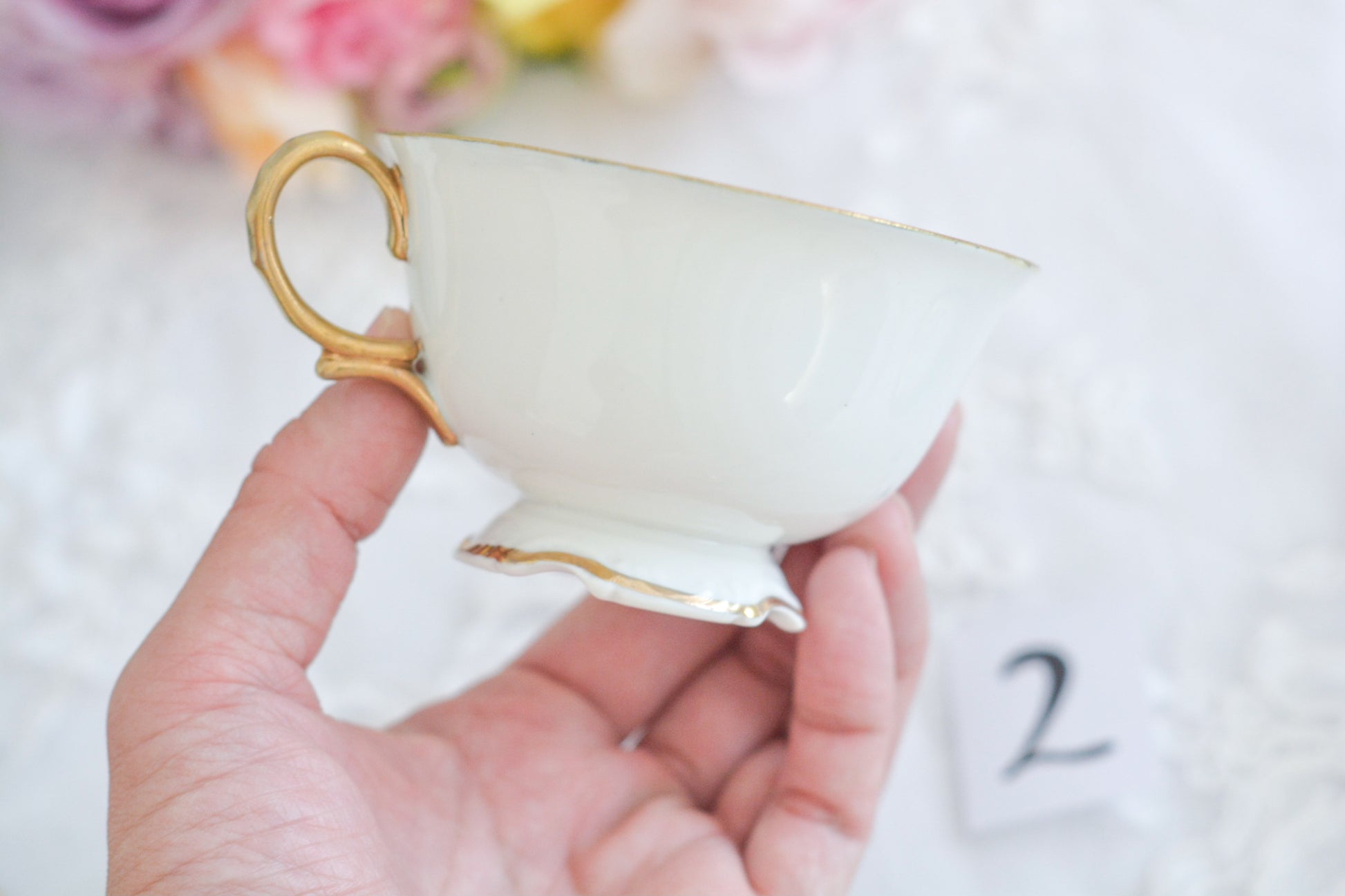 L&COという日本のメーカーのアンティーク里帰り品です。美しいターコイズブルーに金盛りの金彩、ハンドペイントで描かれた可憐なバラが上品なお品。1800年代後半頃からノリタケをはじめ日本からたくさんのメーカーが英国やアメリカに陶磁器を輸出していました。L&COは英国の老舗デパートリバティで販売されていたと言われています。キラキラしたティーセットがデパートに並べられている風景は、当時の人々の目と心を楽しませていたことでしょう。オールドニッポンの美しいティーカップでティータイムをお楽しみください。