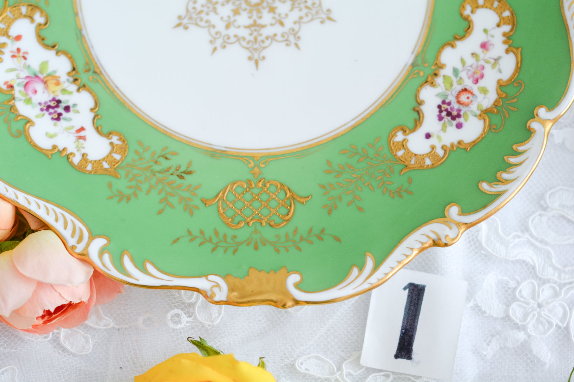 コールポートのアップルグリーンの美しいプレート。手描きで描かれた上品なお花に、金盛りの金彩が大変豪華です。デザートにはもちろん、サービング用としても活躍してくれそうです。こちらは2枚在庫がございます。ハンドペイントのため、描かれているお花も1点1点異なります。①〜②からお選びください。