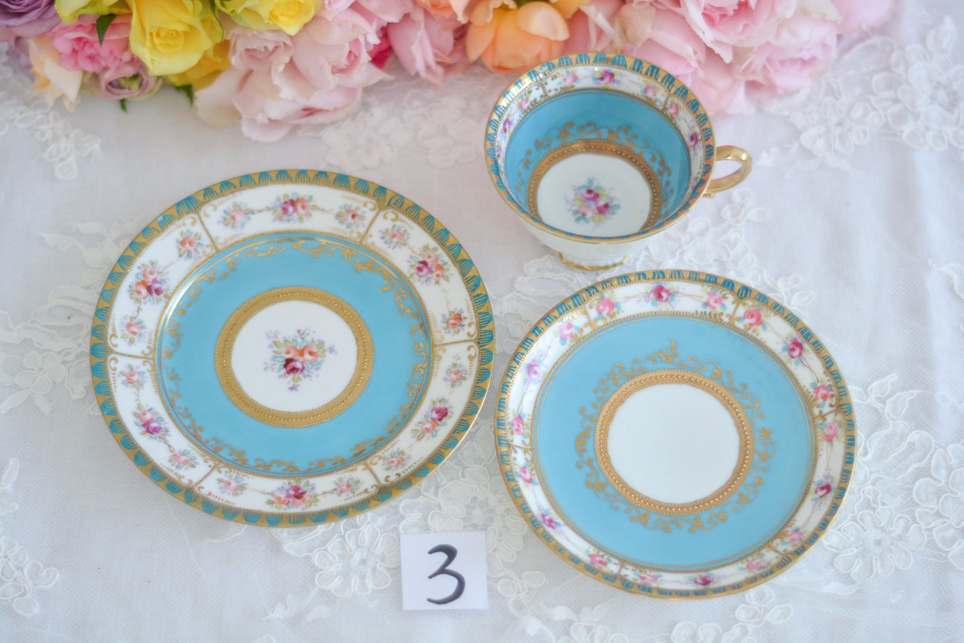 L&COという日本のメーカーのアンティーク里帰り品です。美しいターコイズブルーに金盛りの金彩、ハンドペイントで描かれた可憐なバラが上品なお品。1800年代後半頃からノリタケをはじめ日本からたくさんのメーカーが英国やアメリカに陶磁器を輸出していました。L&COは英国の老舗デパートリバティで販売されていたと言われています。キラキラしたティーセットがデパートに並べられている風景は、当時の人々の目と心を楽しませていたことでしょう。オールドニッポンの美しいティーカップでティータイムをお楽しみください。