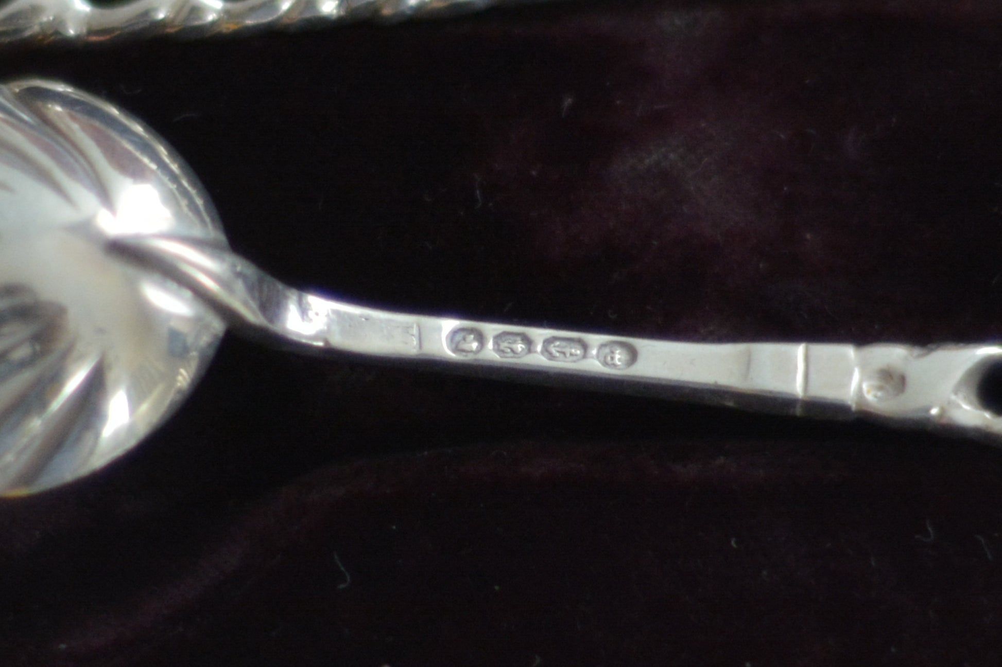 シェルの形のスプーンに持ち手は透かし模様になっている、とても素敵なスプーン6本とシュガートング1本のセット。ティータイムやおもてなしにぴったりです。純銀のスプーンはやっぱり豪華でいいですね。箱は外側は経年の傷などはありますが、中はビロードと蓋にはシルクが使われていて贅沢な作りになっています。状態も箱の中は比較的綺麗な状態です。スプーンの持ち手にリペアと小さな傷があるためお値打ち価格になっています。