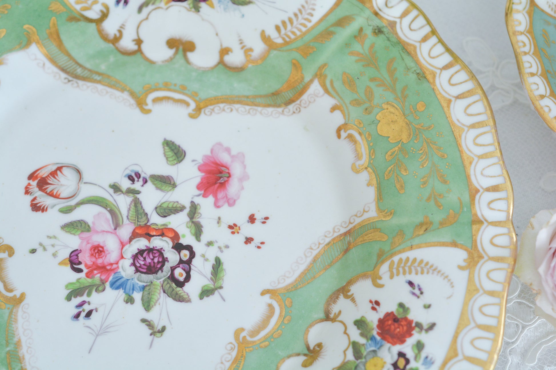 オールドイングリッシュハンドルが凛々しいトゥルートリオ。アップルグリーンの爽やかな色合いにハンドペイントで描かれた美しい花々が映えます。トゥルートリオは、ティーカップ、コーヒーカップ、ソーサーのセットでヴィクトリア時代の初期頃まではトリオといえばこちらが主流でした。今ではとても貴重になっています。紅茶もコーヒーも楽しめるのがいいですね。トゥルートリオとデザートプレートのセットです。