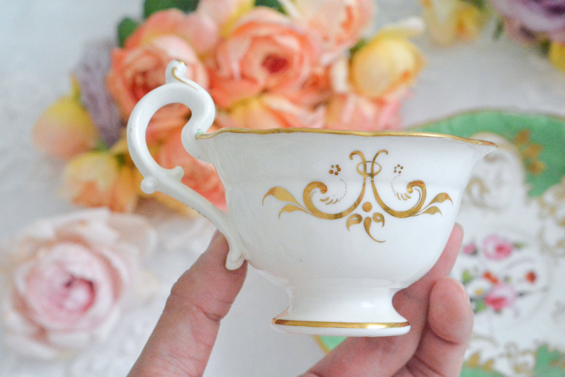 ダベンポートのロココリバイバルの優美なシェイプがとっても華やかで美しいトゥルートリオです。ダベンポート窯は1794年に創業し優れた磁器をたくさん製造していましたが、残念ながら1887年に廃業してしまいます。ハンドペイントの技術もとても優れていて美しい作品を残しています。トゥルートリオは、ティーカップ、コーヒーカップ、ソーサーのセットで、紅茶もコーヒーもどちらも楽しめるセットです。1800年代中頃まではトリオといえばこちらのtフルートリオが主流でした。ダベンポートらしい、美しい花々と優美なシェイプの心躍るカップです。