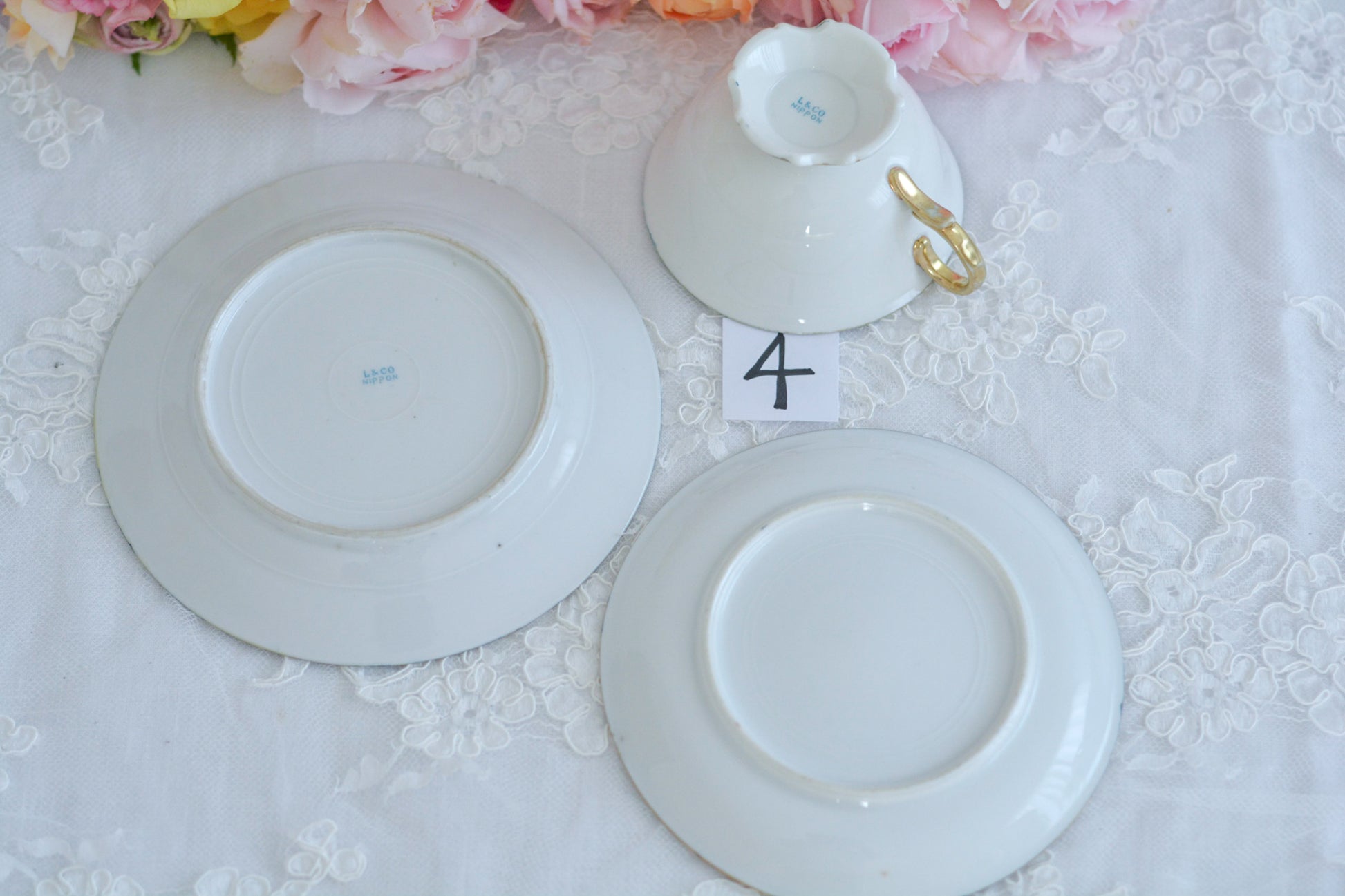 L&COという日本のメーカーのアンティーク里帰り品です。美しいターコイズブルーに金盛りの金彩、ハンドペイントで描かれた可憐なバラが上品なお品。1800年代後半頃からノリタケをはじめ日本からたくさんのメーカーが英国やアメリカに陶磁器を輸出していました。L&COは英国の老舗デパートリバティで販売されていたと言われています。キラキラしたティーセットがデパートに並べられている風景は、当時の人々の目と心を楽しませていたことでしょう。オールドニッポンの美しいティーカップでティータイムをお楽しみください。