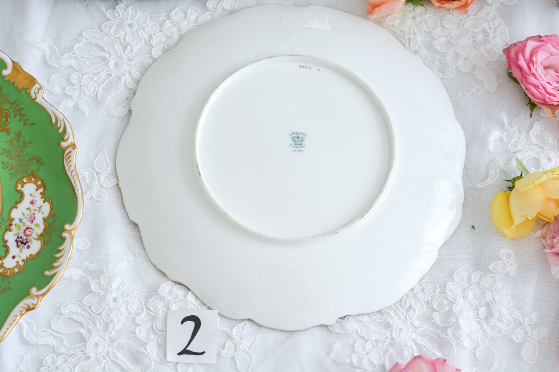 コールポートのアップルグリーンの美しいプレート。手描きで描かれた上品なお花に、金盛りの金彩が大変豪華です。デザートにはもちろん、サービング用としても活躍してくれそうです。こちらは2枚在庫がございます。ハンドペイントのため、描かれているお花も1点1点異なります。①〜②からお選びください。