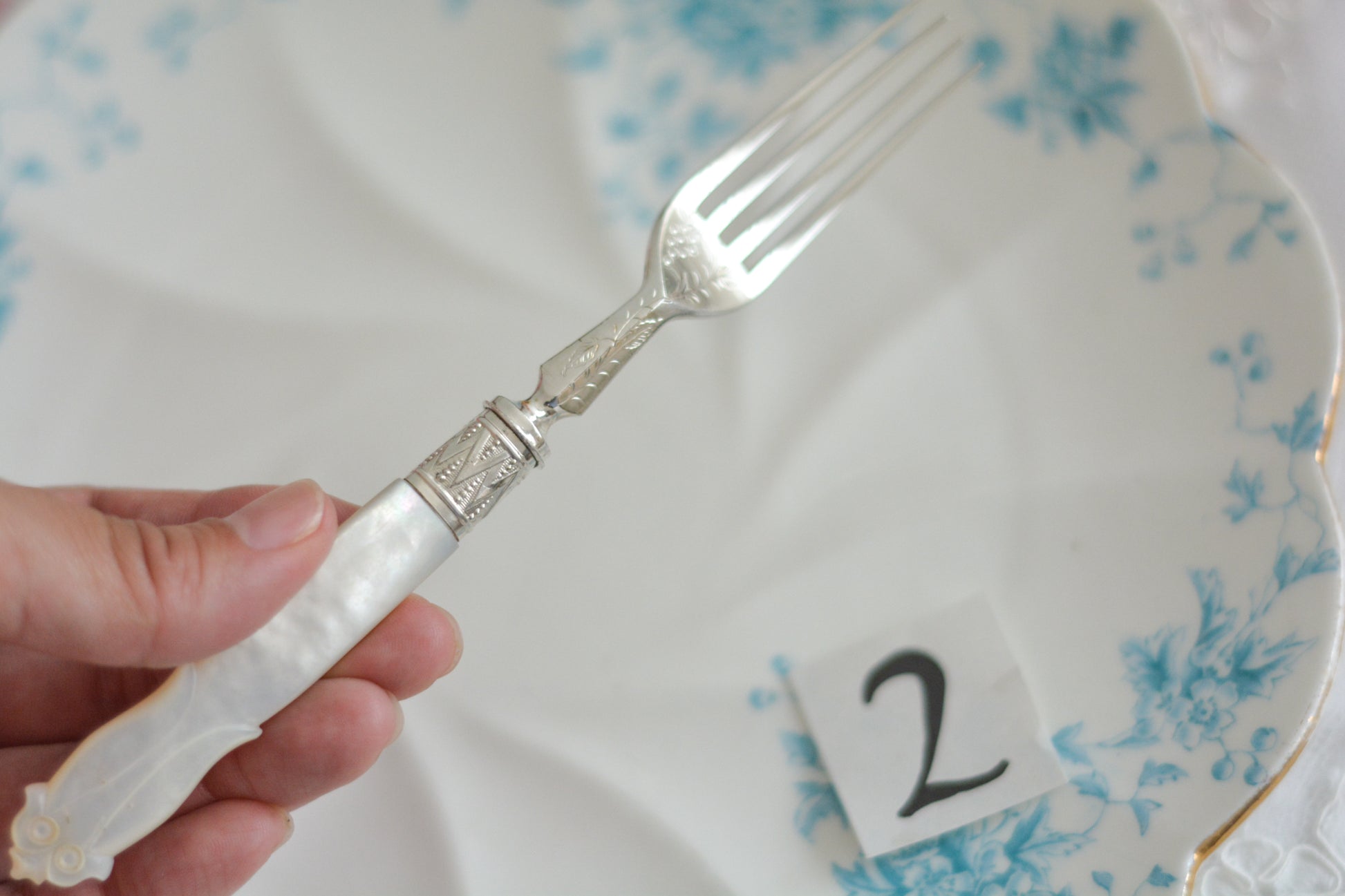 白蝶貝ハンドルと人気の丸刃のカトラリー。こちらは白蝶貝にも手彫りで模様が彫られています。シルバープレートのブレードに少しスレが見られます(状態を考慮した価格になっております)が、白蝶貝の優しい輝きと繊細な模様がとても美しいお品です。こちらは1組(フォークとナイフ2本セット)からご購入いただけます。①〜③からお選びください。