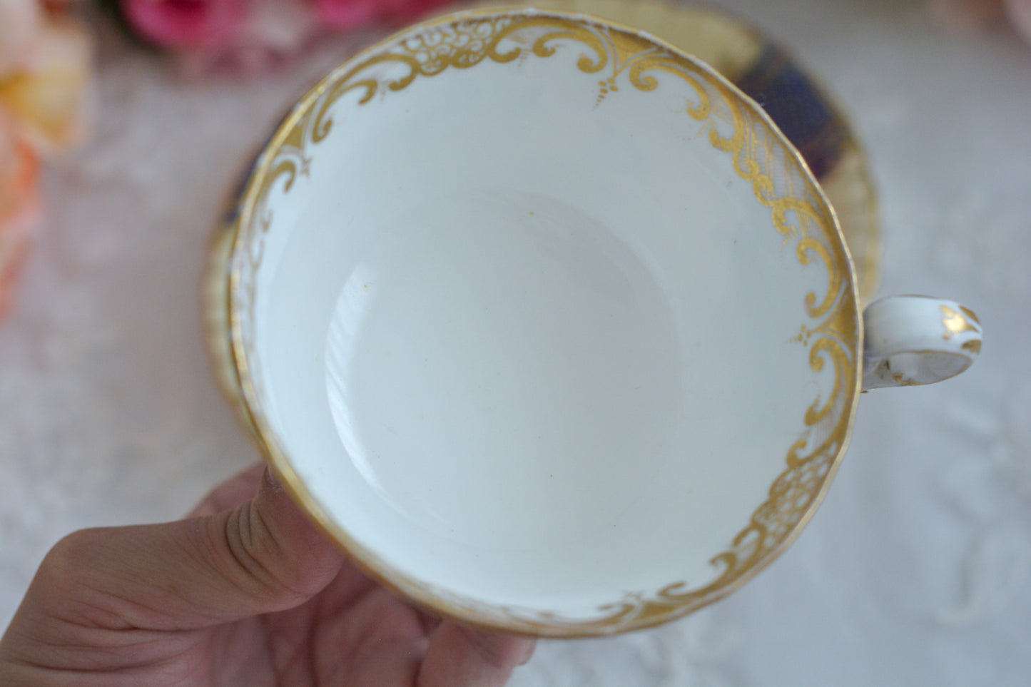 コープランドギャレットの1833年〜1847年頃に作られた貴重なカップ&ソーサーです。コープランド&ギャレット社は14年ほどしか稼働していなかったのですが、この時に作られたカップは優美で、長い時を経た現代においても人々を魅了しています。こちらのカップも優美なシェイプ、ハンドペイントで描かれた花々は上品で美しく見惚れてしまうほど。長い年月を経てやってきてくれた美しいカップをぜひご覧ください。