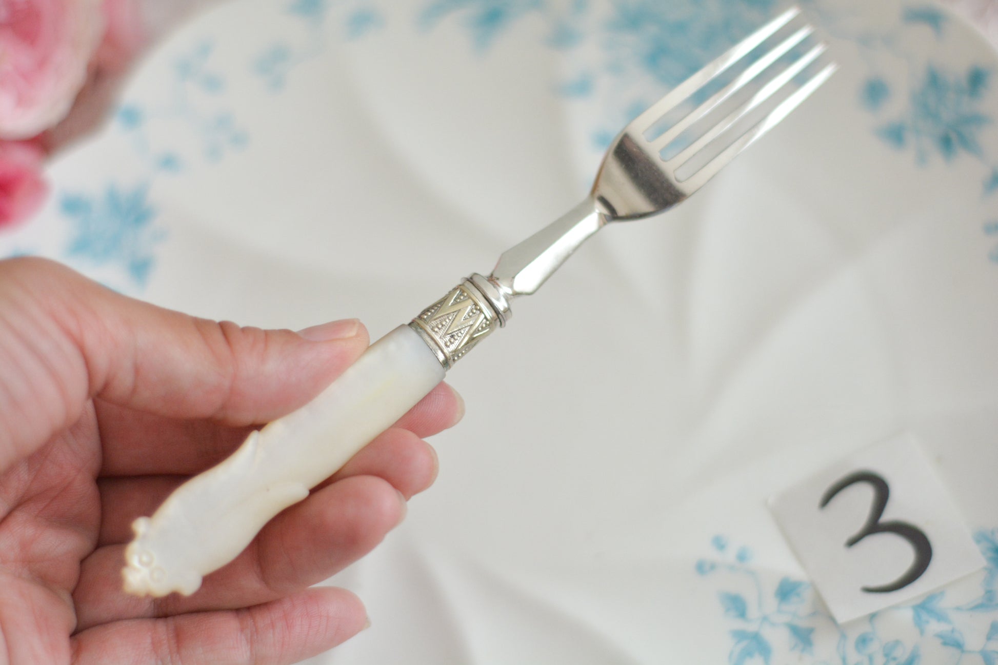 白蝶貝ハンドルと人気の丸刃のカトラリー。こちらは白蝶貝にも手彫りで模様が彫られています。シルバープレートのブレードに少しスレが見られます(状態を考慮した価格になっております)が、白蝶貝の優しい輝きと繊細な模様がとても美しいお品です。こちらは1組(フォークとナイフ2本セット)からご購入いただけます。①〜③からお選びください。