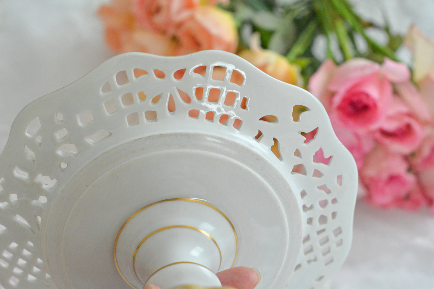 カール・ティーメ工房の花文字でマリーアントワネットの頭文字MとAが描かれた美しいコンポートです。透かし模様のお花や金彩もハンドペイントで丁寧に描かれています。豪華な雰囲気がマリーアントワネットの世界観にぴったりなお品です。ちょっと小ぶりなコンポートで、小さな焼き菓子やチョコレートなどを盛り付けても素敵ですね。マリーアントワネットのプレートも貴重ですが、コンポートはさらに見つけるのが困難なお品です。