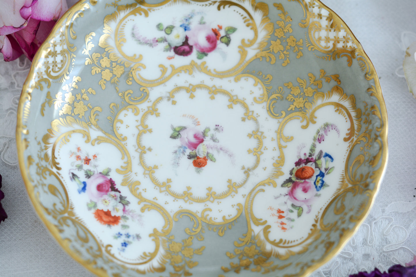 優雅なデザインが人気の、ミントンQシェイプ。グレーカラーにハンドペイントで描かれた花々と金彩の繊細な模様。優美なシェイプ。調和された美しさ。本当に素晴らしいです。テーカップなのですが、芸術品のよう。ティータイムが貴族だけの楽しみだった頃、元のオーナーはこのカップで華やかなティータイムを楽しんでいたことでしょう。180年経ったいまでも美しい状態で残っていることにも感動します。