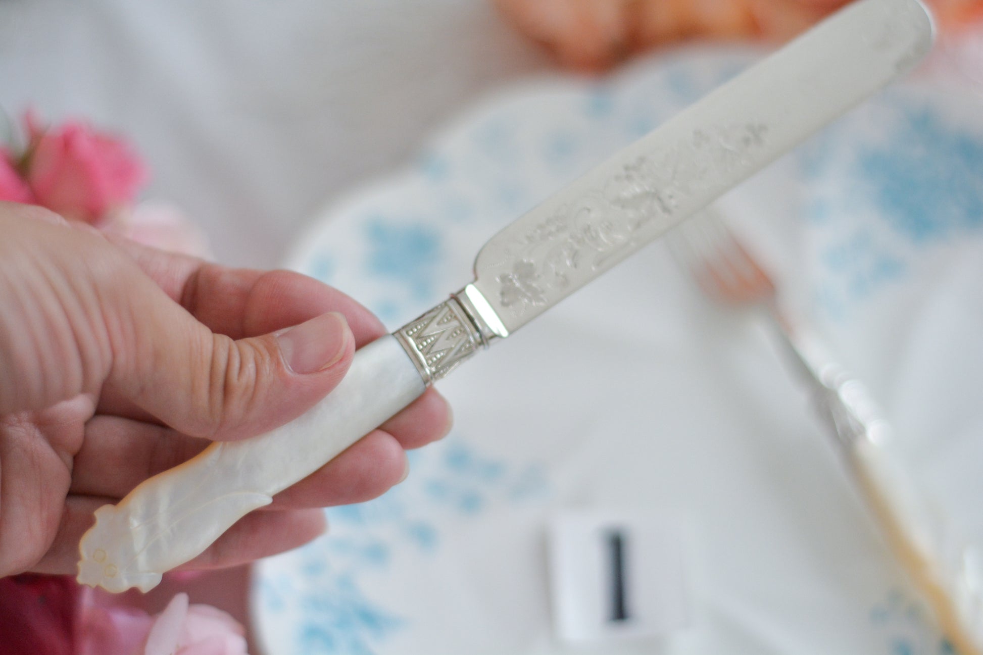 白蝶貝ハンドルと人気の丸刃のカトラリー。こちらは白蝶貝にも手彫りで模様が彫られています。シルバープレートのブレードに少しスレが見られます(状態を考慮した価格になっております)が、白蝶貝の優しい輝きと繊細な模様がとても美しいお品です。こちらは1組(フォークとナイフ2本セット)からご購入いただけます。①〜③からお選びください。