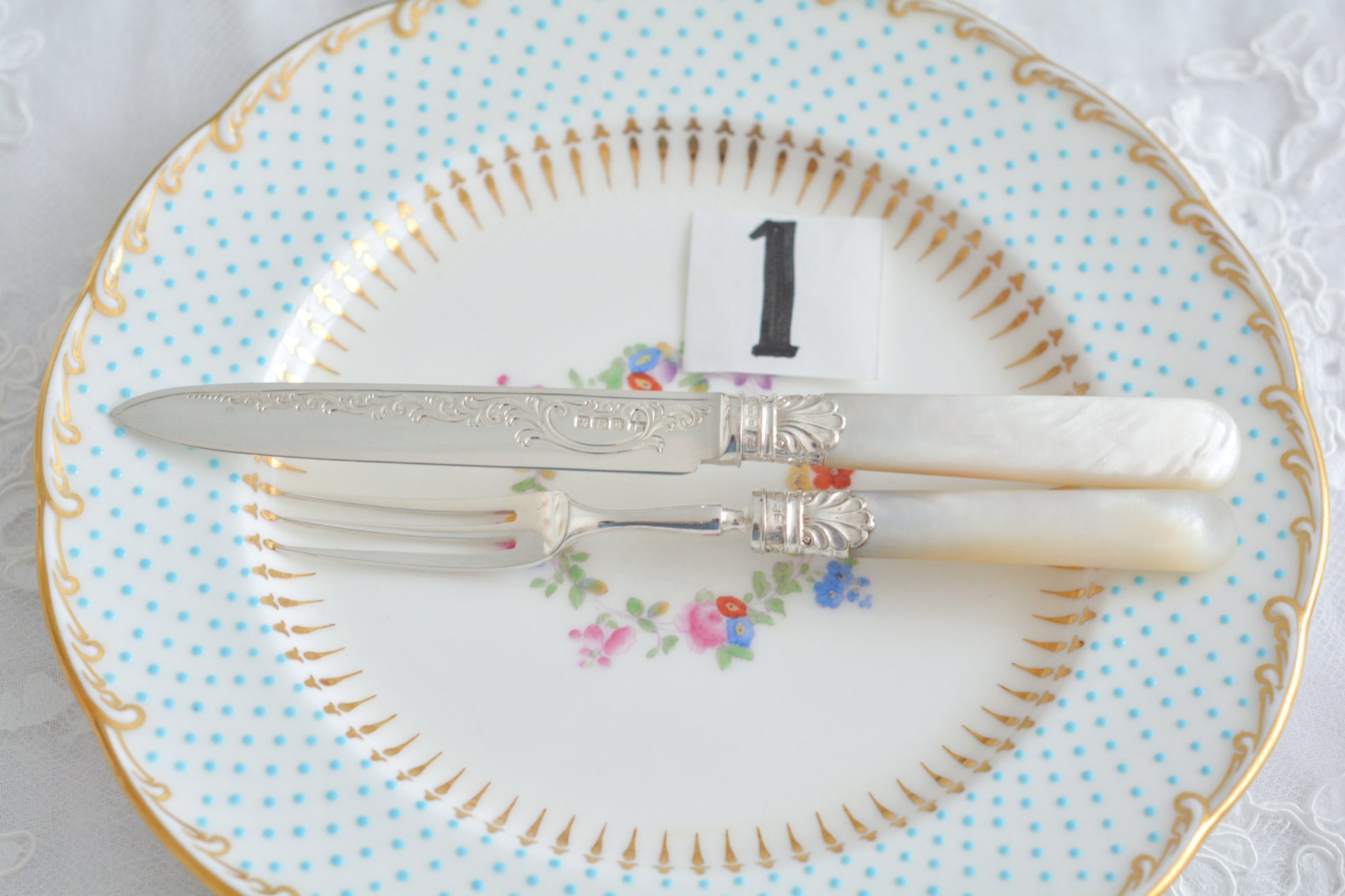 美しい純銀と白蝶貝ハンドルのデザートカトラリー。上品なデザインで純銀のブレードはキラキラと輝き、白蝶貝ハンドルは優しく輝きます。純銀&白蝶貝ハンドルのカトラリーは、やはり特別感がありますね。ティータイムを特別な時間にしてくれるカトラリーです。大きすぎないサイズ感も女性に嬉しいですね。素敵な時間をどうぞお楽しみください。