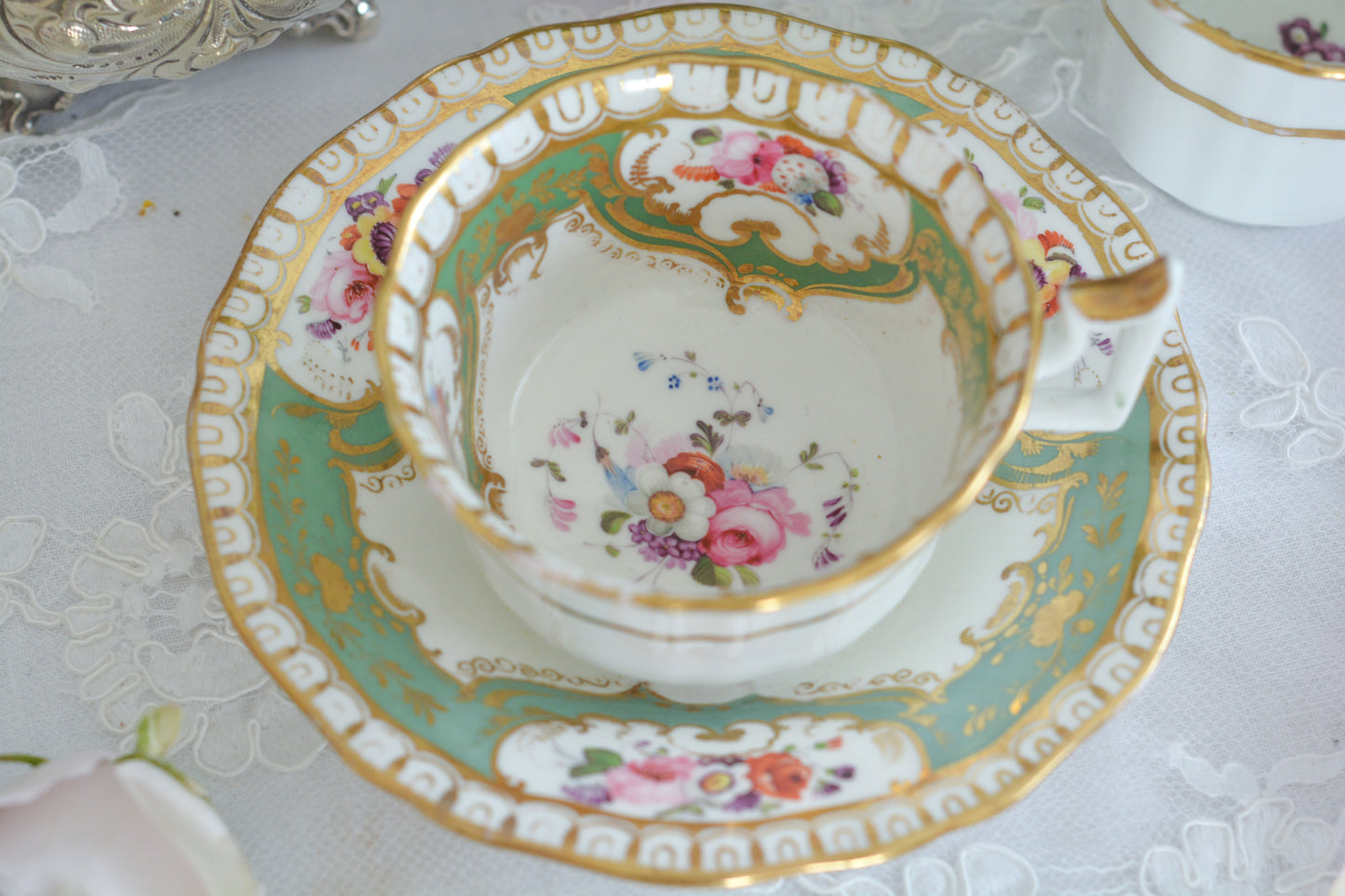 オールドイングリッシュハンドルが凛々しいトゥルートリオ。アップルグリーンの爽やかな色合いにハンドペイントで描かれた美しい花々が映えます。トゥルートリオは、ティーカップ、コーヒーカップ、ソーサーのセットでヴィクトリア時代の初期頃まではトリオといえばこちらが主流でした。今ではとても貴重になっています。紅茶もコーヒーも楽しめるのがいいですね。トゥルートリオとデザートプレートのセットです。