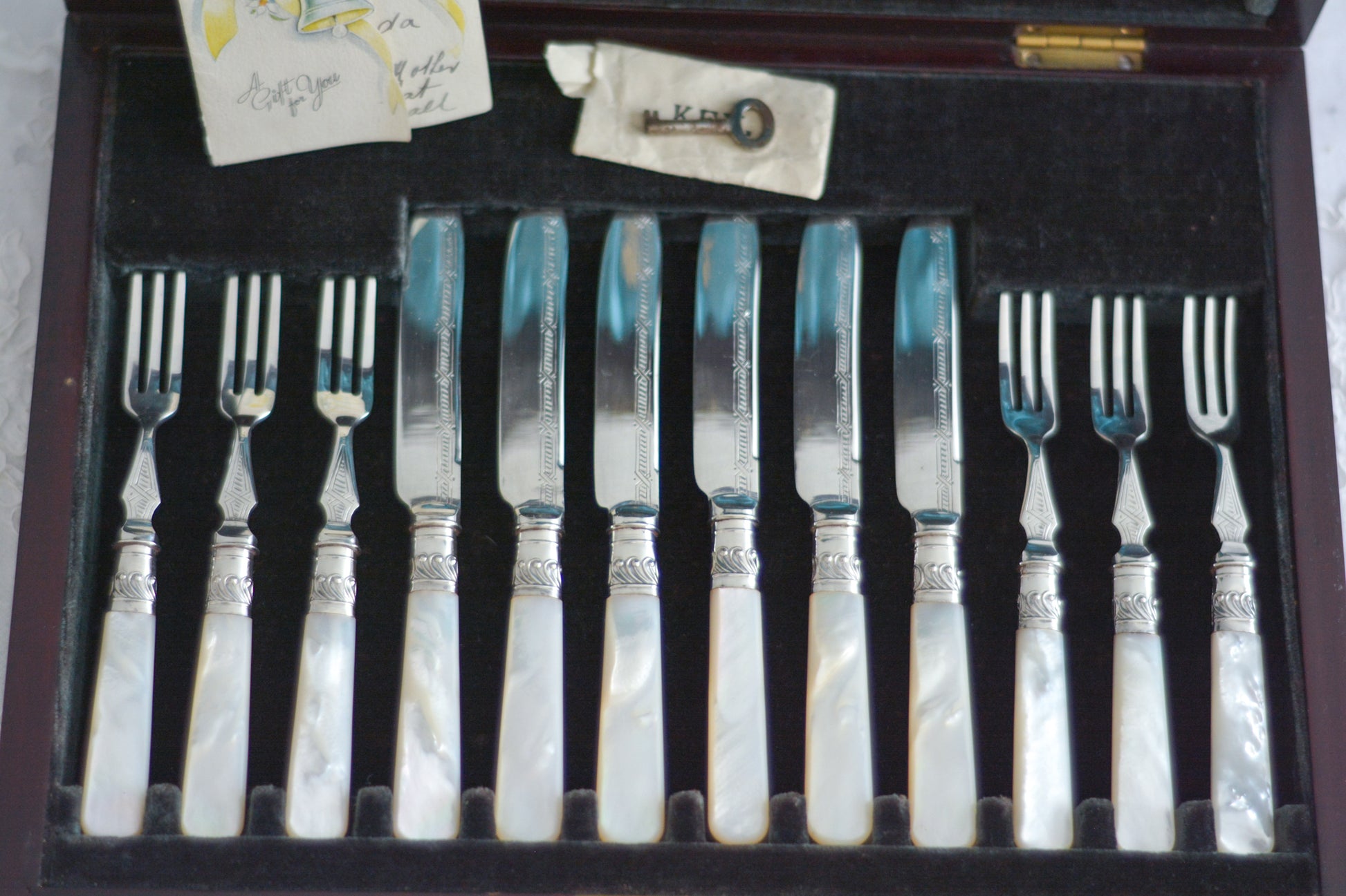 美しい木箱に入った白蝶貝ハンドルのデザートカトラリーセット。ディーラーさんから届いて開けてみると、当時の手紙が中に入っていてびっくりしました。結婚したお嬢様に宛てたお手紙です。大切なお嬢様の幸せを願ってご両親はこのカトラリーを贈られたのでしょう。持ち主は、大切に保管してもしかしたら未使用かもしれません。白蝶貝はマザーオブパールの名前の通り、真珠を生成する母貝です。子宝・子孫繁栄の象徴として、安産や子育てのお守りを願って白蝶貝ハンドルのカトラリーを結婚お祝いに贈ることが多かったのです。