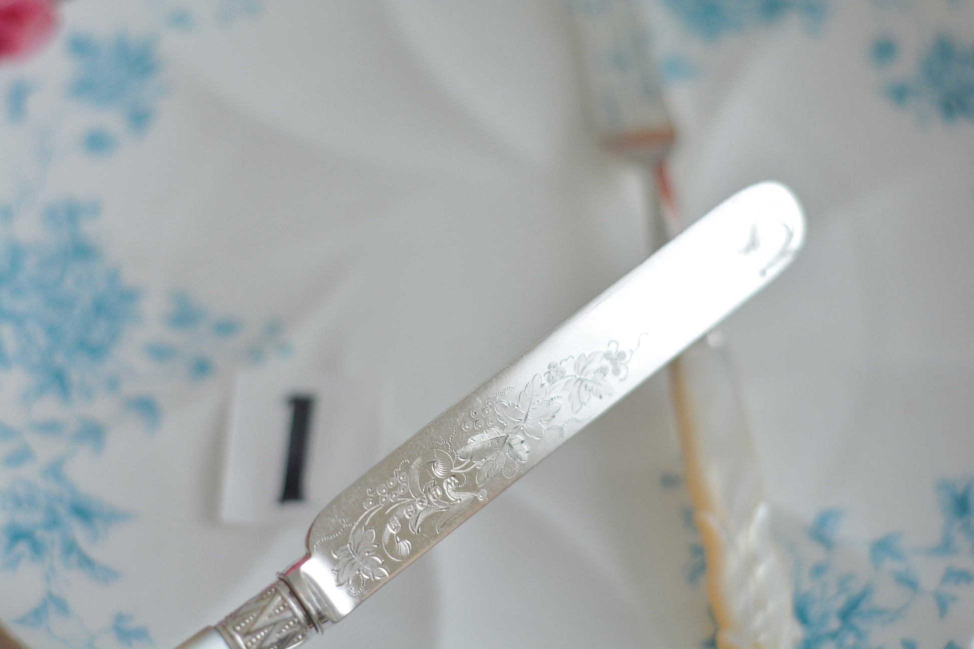 白蝶貝ハンドルと人気の丸刃のカトラリー。こちらは白蝶貝にも手彫りで模様が彫られています。シルバープレートのブレードに少しスレが見られます(状態を考慮した価格になっております)が、白蝶貝の優しい輝きと繊細な模様がとても美しいお品です。こちらは1組(フォークとナイフ2本セット)からご購入いただけます。①〜③からお選びください。