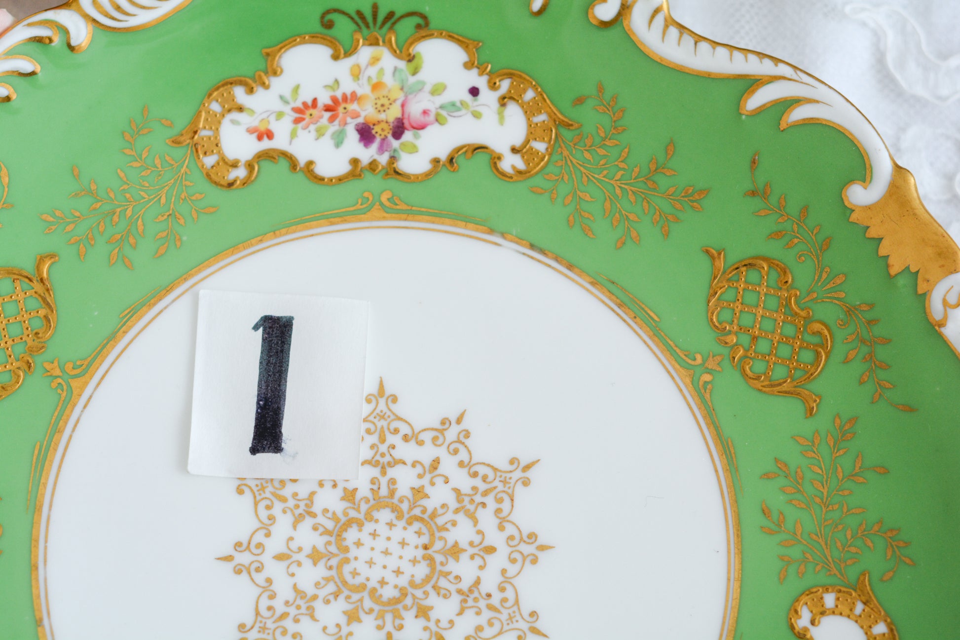 コールポートのアップルグリーンの美しいプレート。手描きで描かれた上品なお花に、金盛りの金彩が大変豪華です。デザートにはもちろん、サービング用としても活躍してくれそうです。こちらは2枚在庫がございます。ハンドペイントのため、描かれているお花も1点1点異なります。①〜②からお選びください。