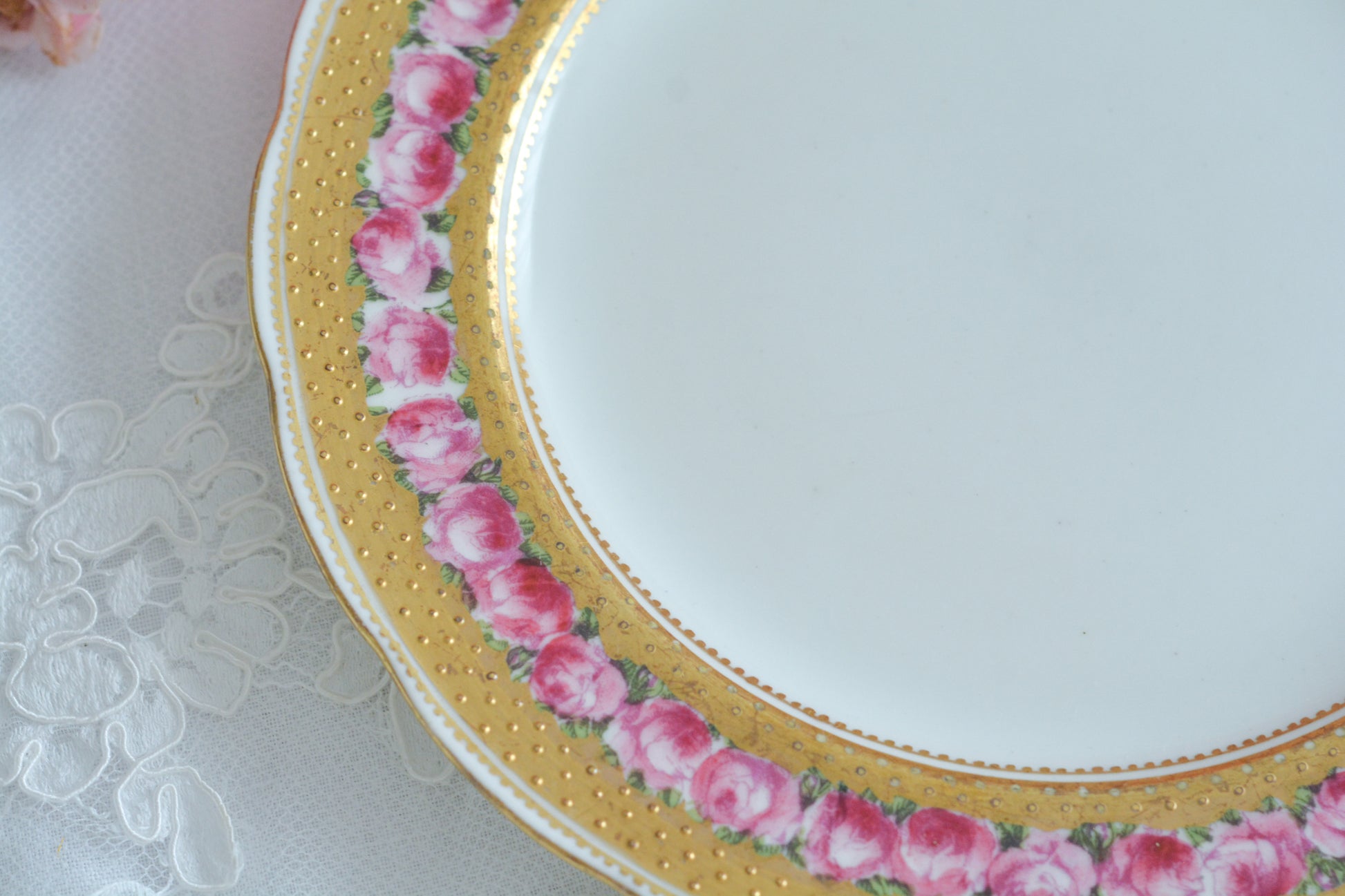 ジョージ・ジョーンズ・クレッセントのとても可憐なティートリオです。立体的なドットが豪華な金彩に可憐なバラが描かれたとても美しいお品です。ジョージ・ジョーンズ・クレッセントは華やかで可愛らしい雰囲気の作品をたくさん作ったメーカーです。クレッセントの可憐な世界観のファンの方も多いです。私もその一人。乙女心をくすぐられて、つい集めたくなってしまうそんな魅力があります。