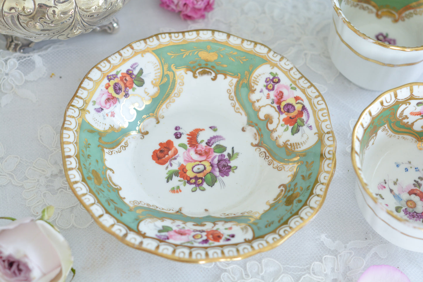 オールドイングリッシュハンドルが凛々しいトゥルートリオ。アップルグリーンの爽やかな色合いにハンドペイントで描かれた美しい花々が映えます。トゥルートリオは、ティーカップ、コーヒーカップ、ソーサーのセットでヴィクトリア時代の初期頃まではトリオといえばこちらが主流でした。今ではとても貴重になっています。紅茶もコーヒーも楽しめるのがいいですね。トゥルートリオとデザートプレートのセットです。