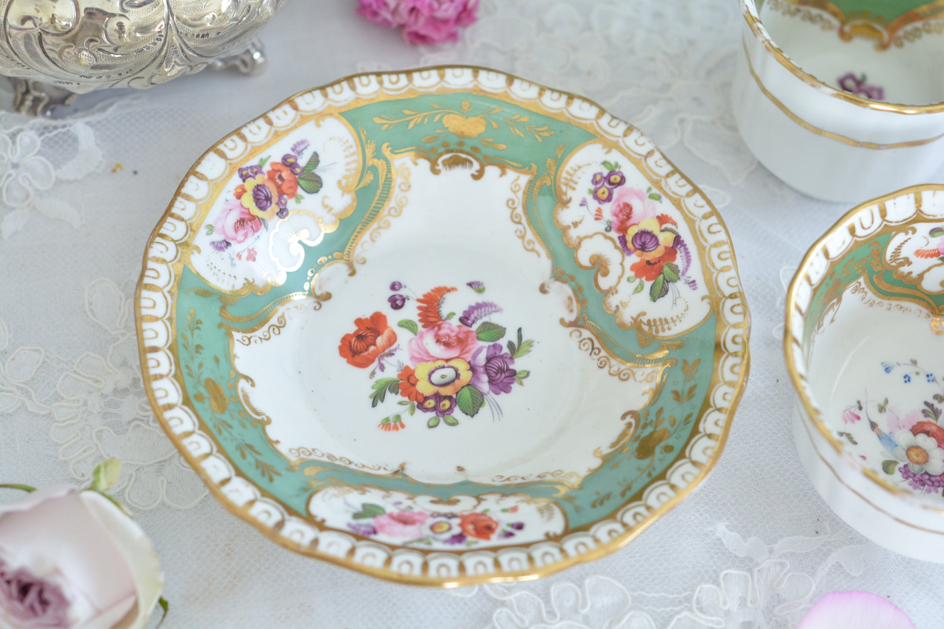 オールドイングリッシュハンドルが凛々しいトゥルートリオ。アップルグリーンの爽やかな色合いにハンドペイントで描かれた美しい花々が映えます。トゥルートリオは、ティーカップ、コーヒーカップ、ソーサーのセットでヴィクトリア時代の初期頃まではトリオといえばこちらが主流でした。今ではとても貴重になっています。紅茶もコーヒーも楽しめるのがいいですね。トゥルートリオとデザートプレートのセットです。