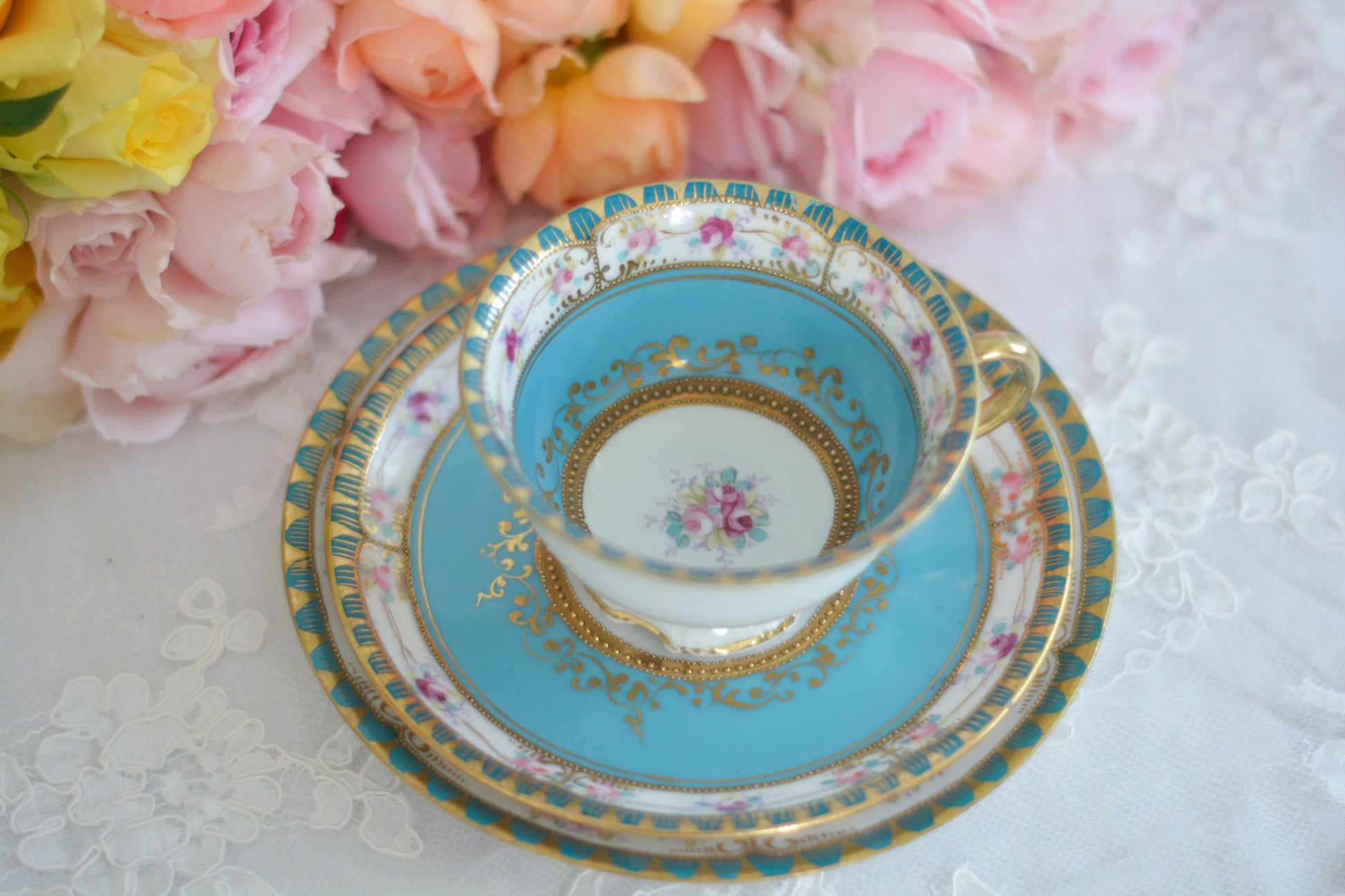 L&COという日本のメーカーのアンティーク里帰り品です。美しいターコイズブルーに金盛りの金彩、ハンドペイントで描かれた可憐なバラが上品なお品。1800年代後半頃からノリタケをはじめ日本からたくさんのメーカーが英国やアメリカに陶磁器を輸出していました。L&COは英国の老舗デパートリバティで販売されていたと言われています。キラキラしたティーセットがデパートに並べられている風景は、当時の人々の目と心を楽しませていたことでしょう。オールドニッポンの美しいティーカップでティータイムをお楽しみください。